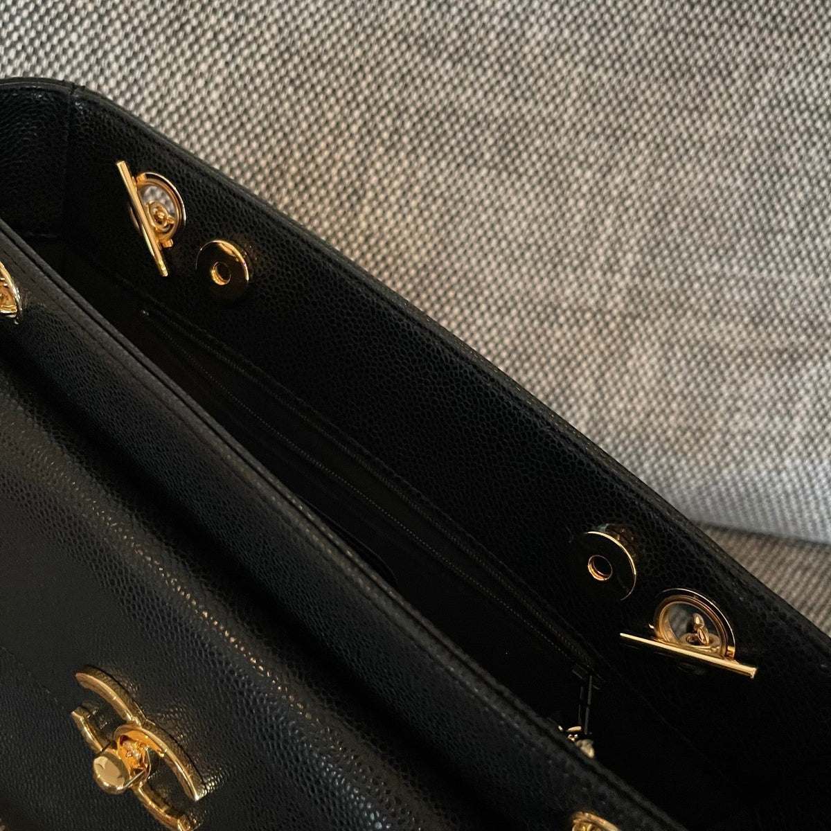 CC Vintage Turn-Lock Tote Bag 26cm Black Caviar Leather