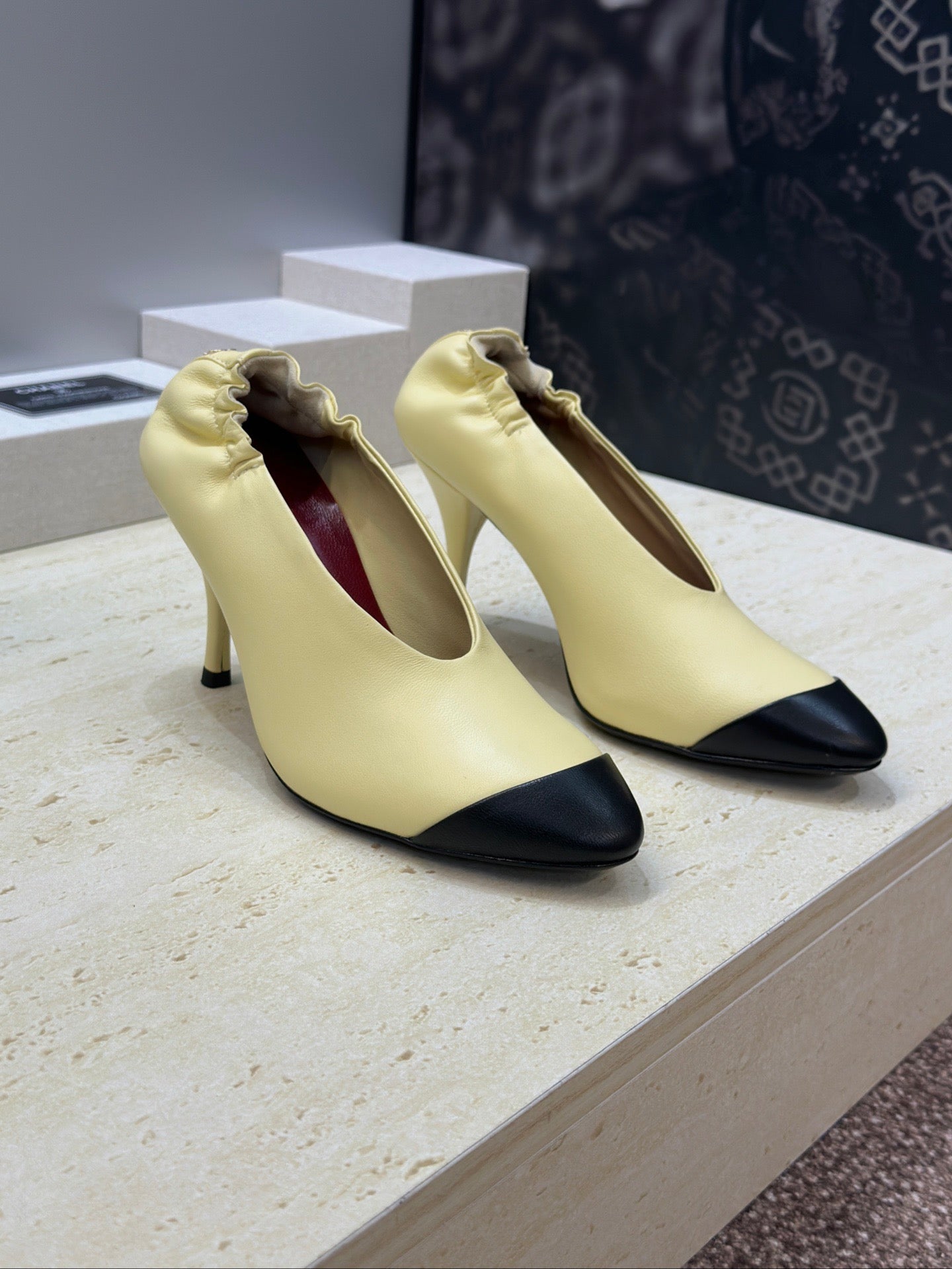 CC 2026 Pumps 8.5cm Light Beige & Black Lambskin