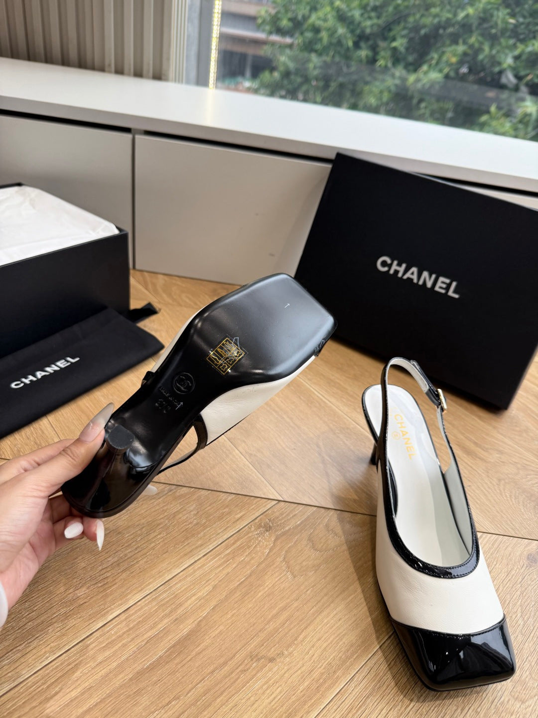 CC 26s Slingback White Black Patent Leather 933124