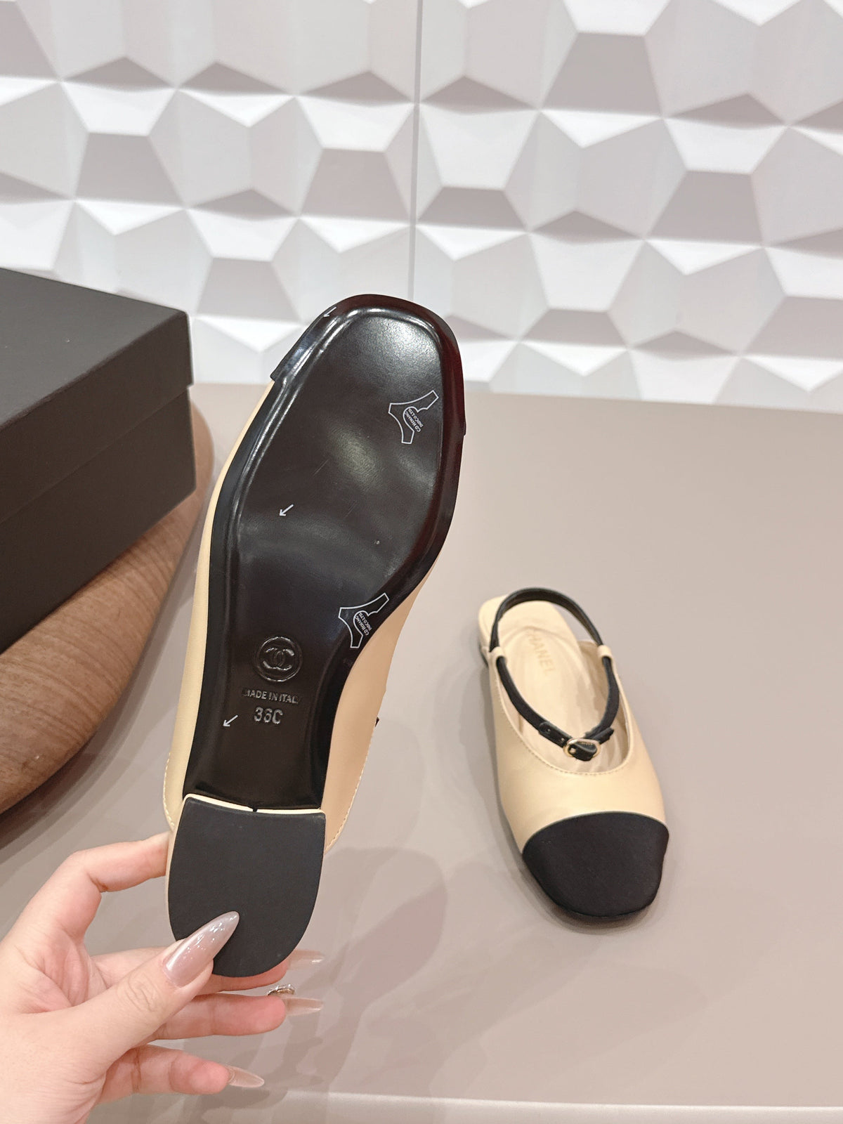 CC 26s Round-Toe Open-Back Flats Black Beige Fabric Leather 613255