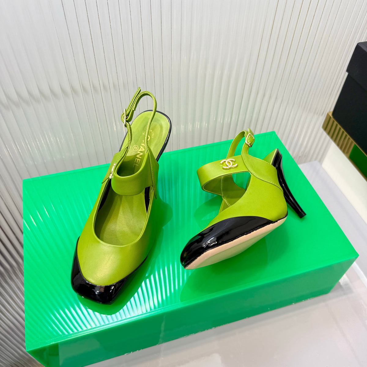 CC 26s Slingback 8.5cm Black Green Lambskin Patent Leather 924362