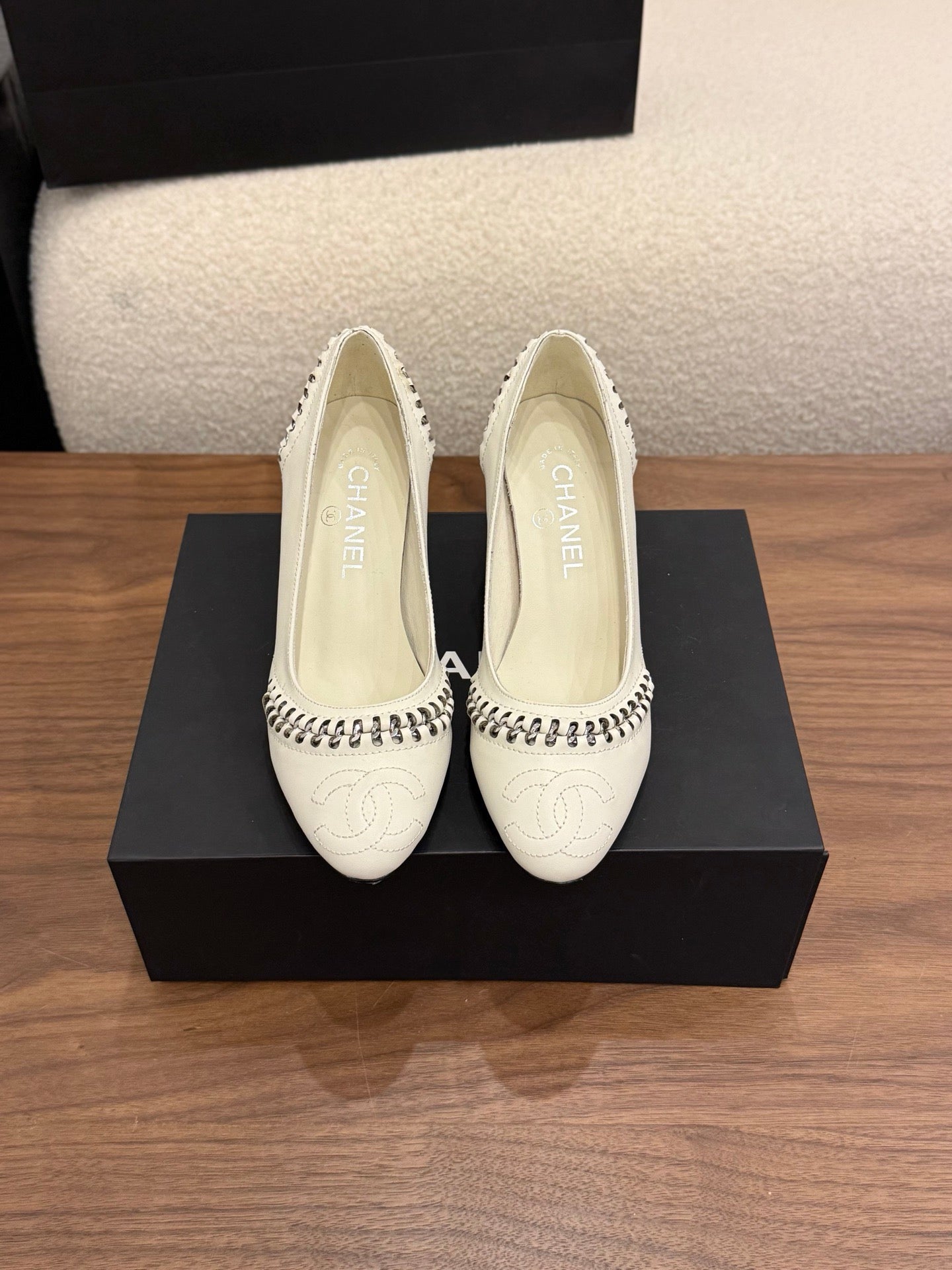 CC 2026 Pumps Braided Chain White Calfskin 676202