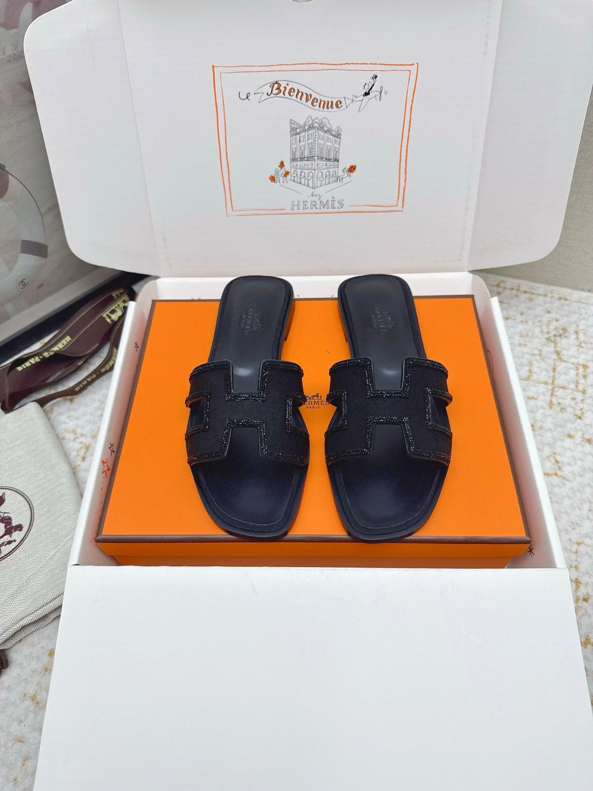 HM 26ss Oran Sandals Black Sheepskin Rhinestone 625231