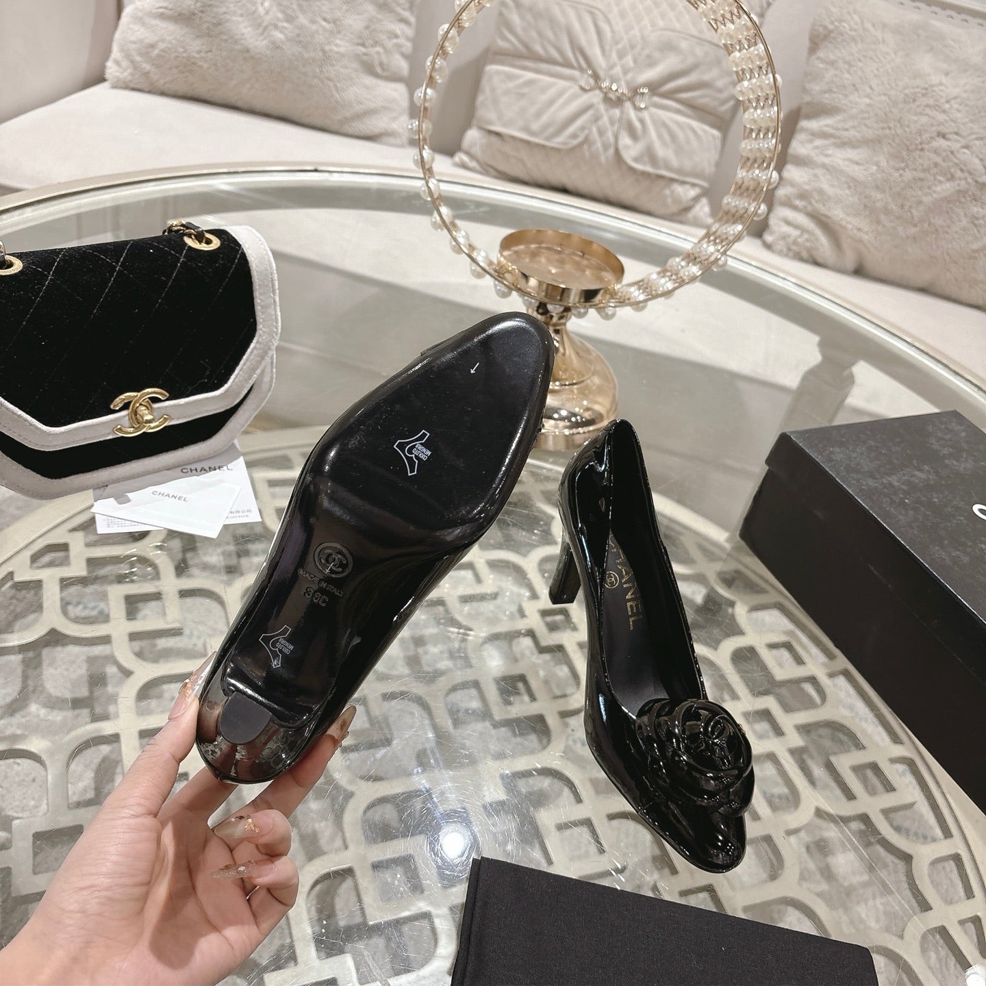 CC 26s Camellia Round Toe Pump 8.5cm Black Patent Leather 736532