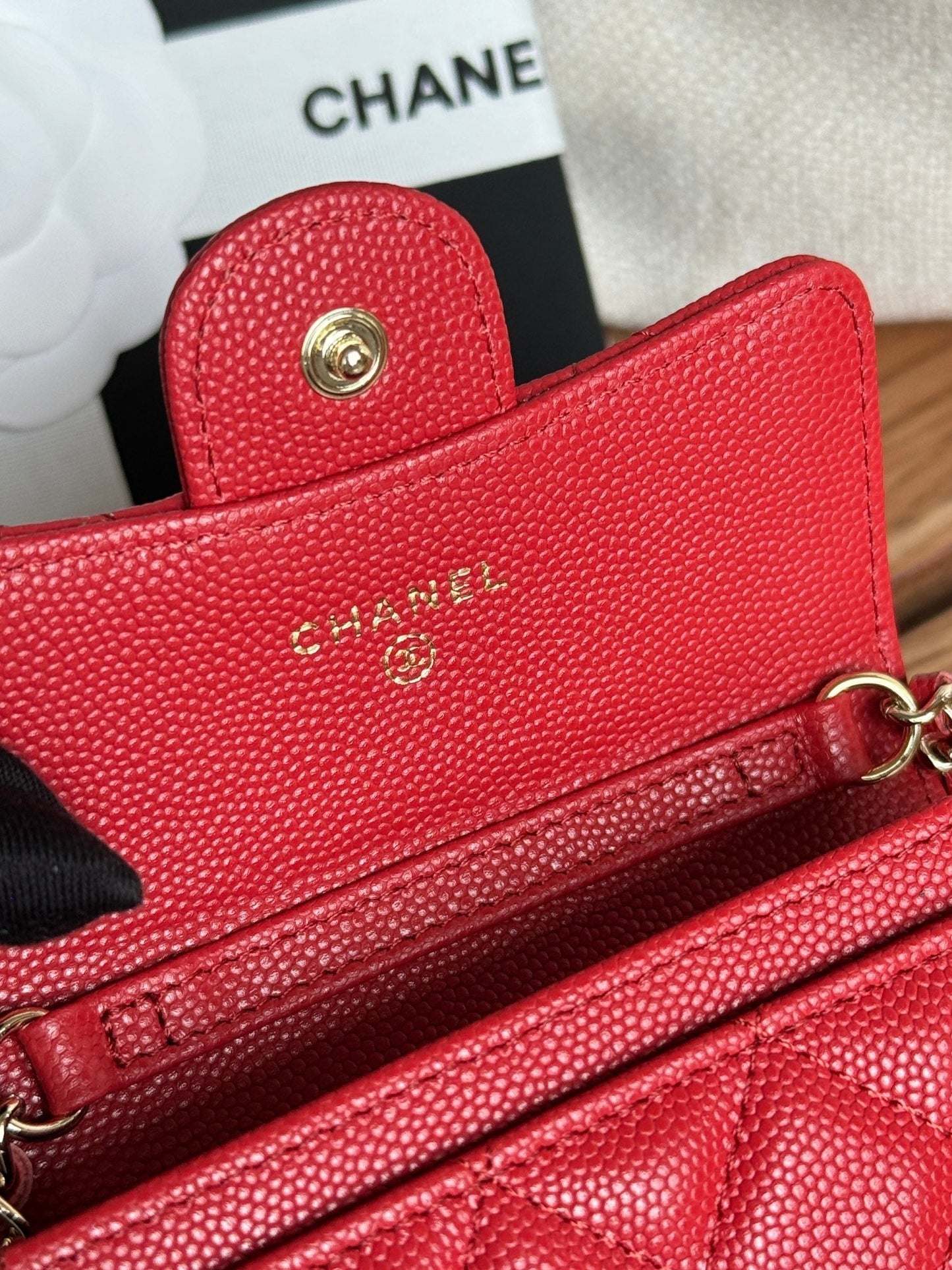 CC 24 Classic Wallet On Chain 11cm Red Caviar Leather 240676