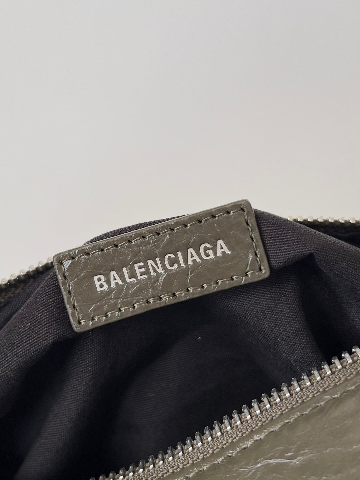 SUPERBUSY SLING BAG 35 IN KHAKI GREEN LAMBSKIN