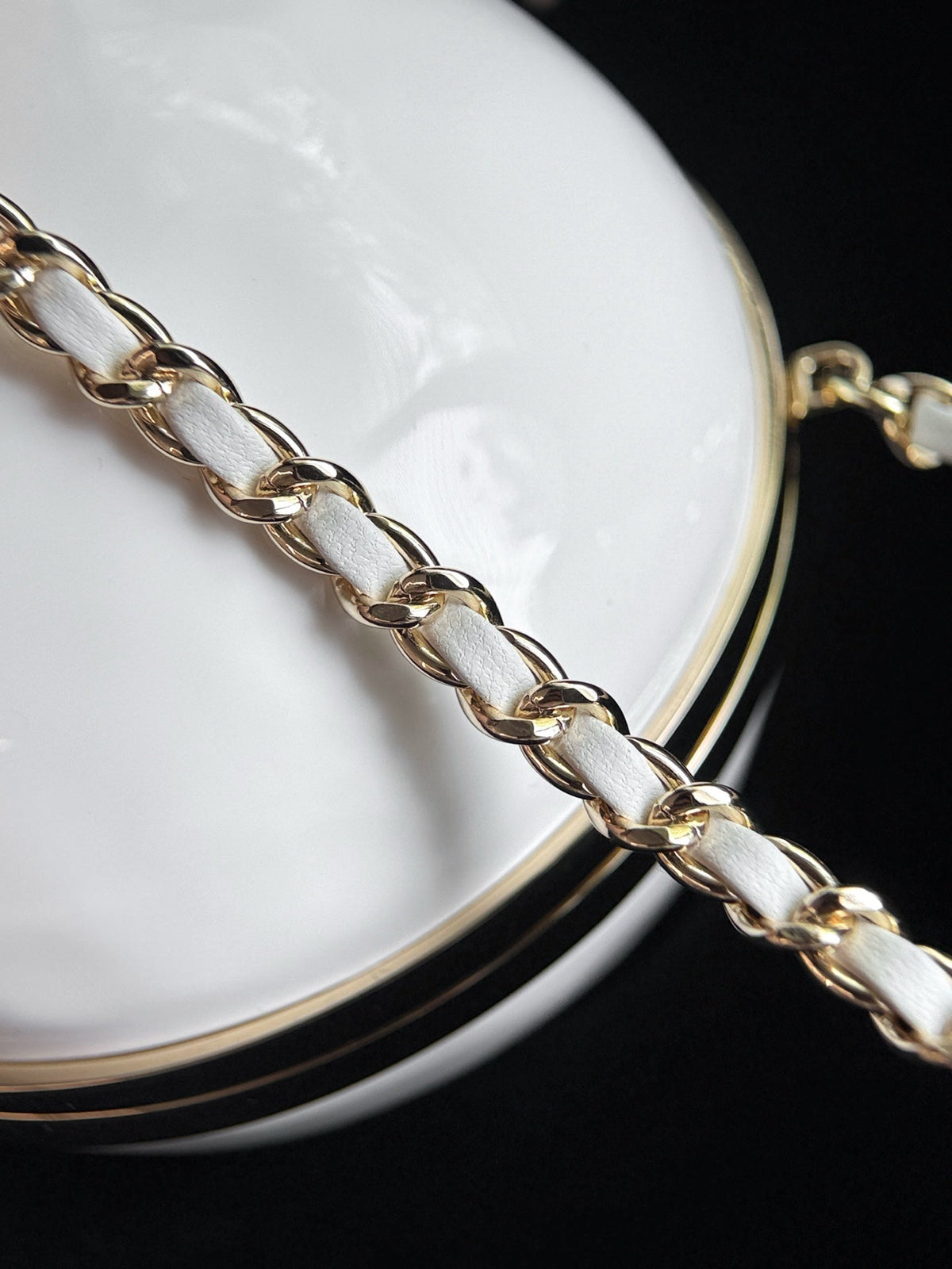 CC 26S Egg Minaudière Pearly 29cm White Composite