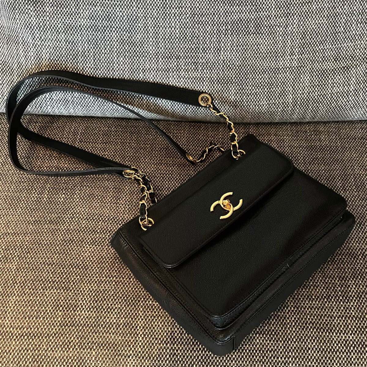 CC Vintage Turn-Lock Tote Bag 26cm Black Caviar Leather