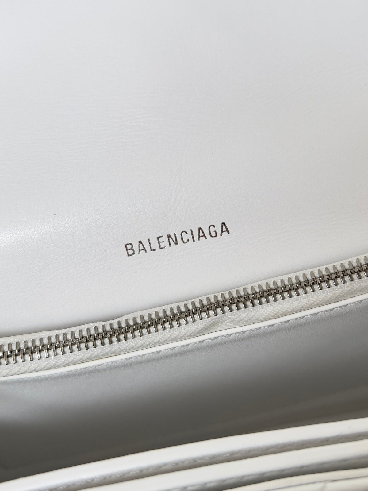 CRUSH CHAINED BAG 25 IN WHITE QUILTED CRUSHED CALFSKIN SILVER HARDWARE