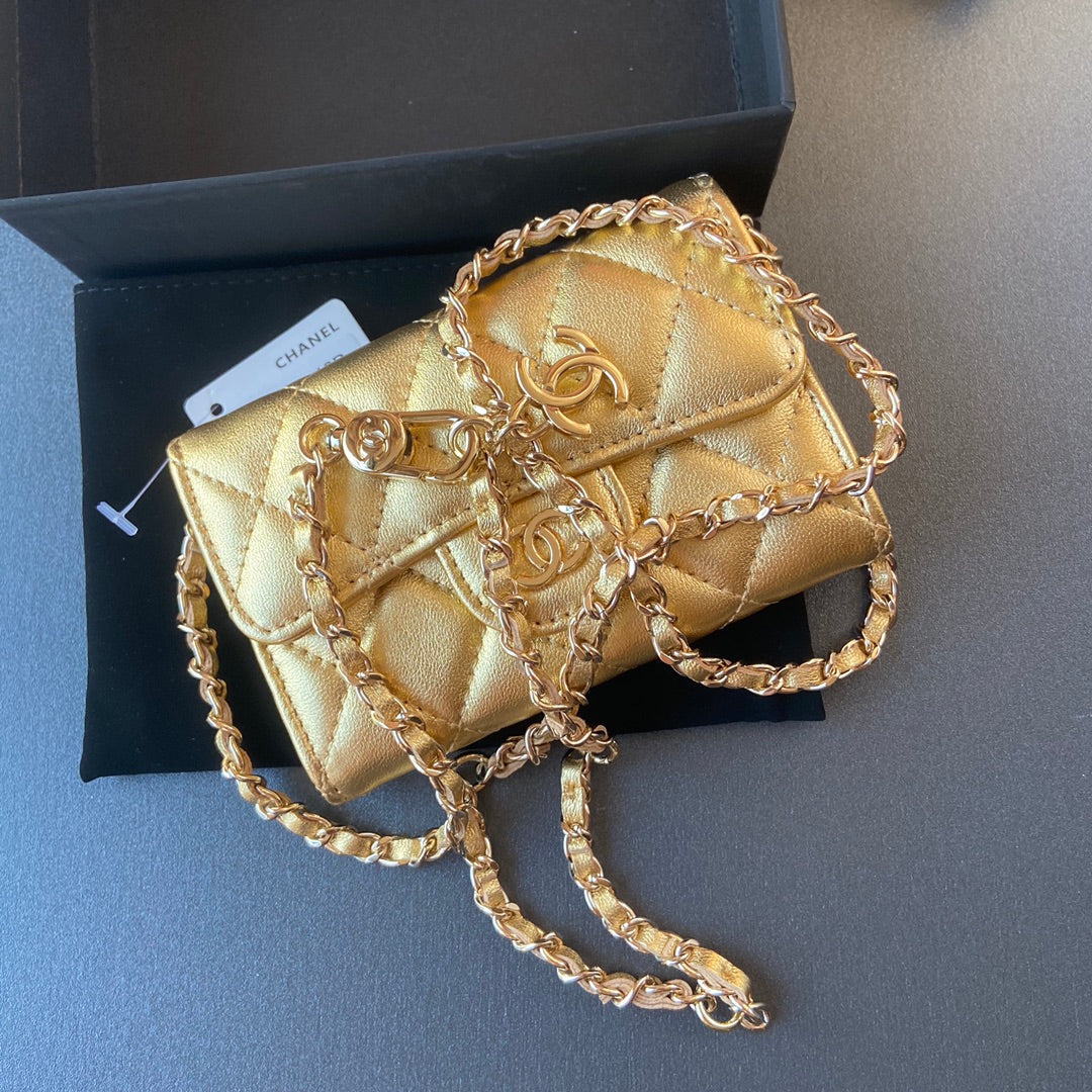 CC 24 Classic Wallet On Chain 11cm Golden Sheepskin  235161