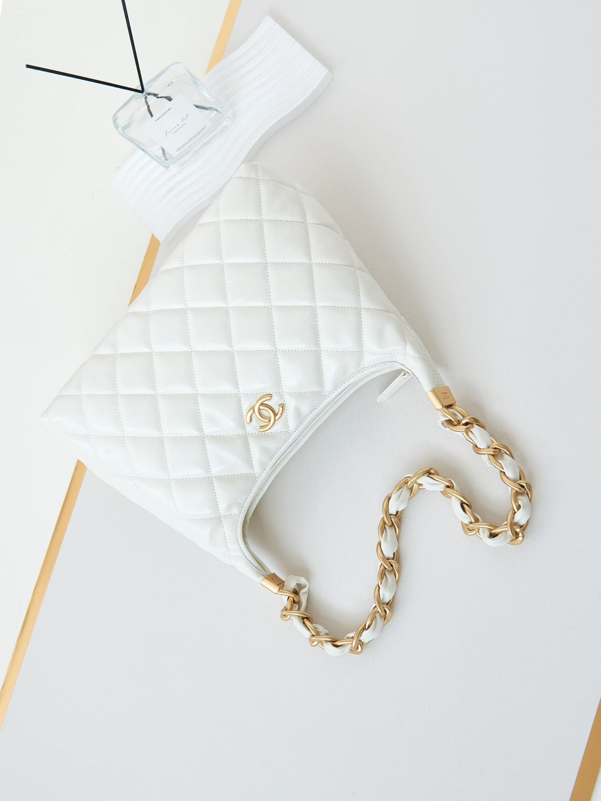 24a hobo bag 32cm white calfskin gold hardware