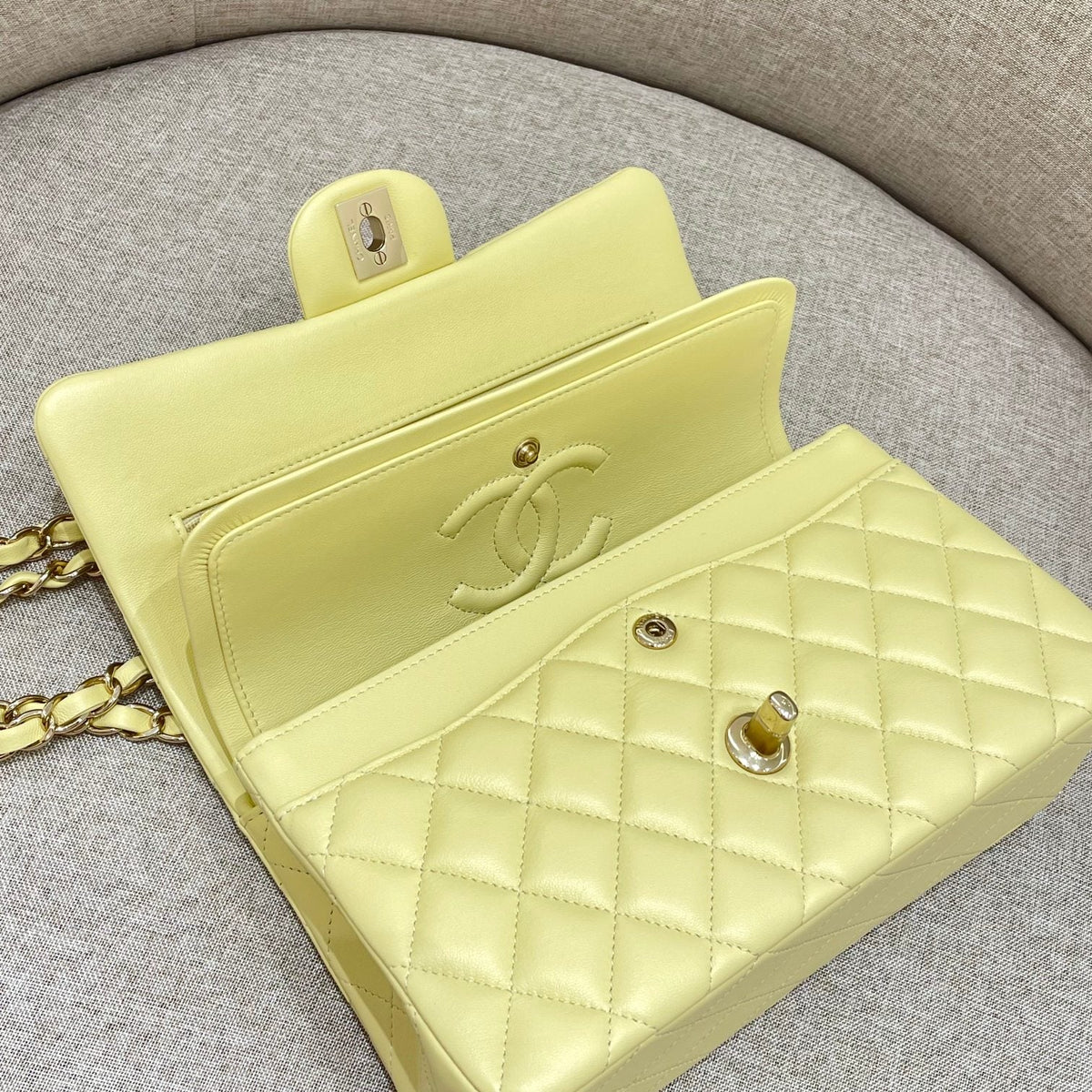 FLAP BAG 25CM PASTEL YELLOW LAMBSKIN GOLD HARDWARE