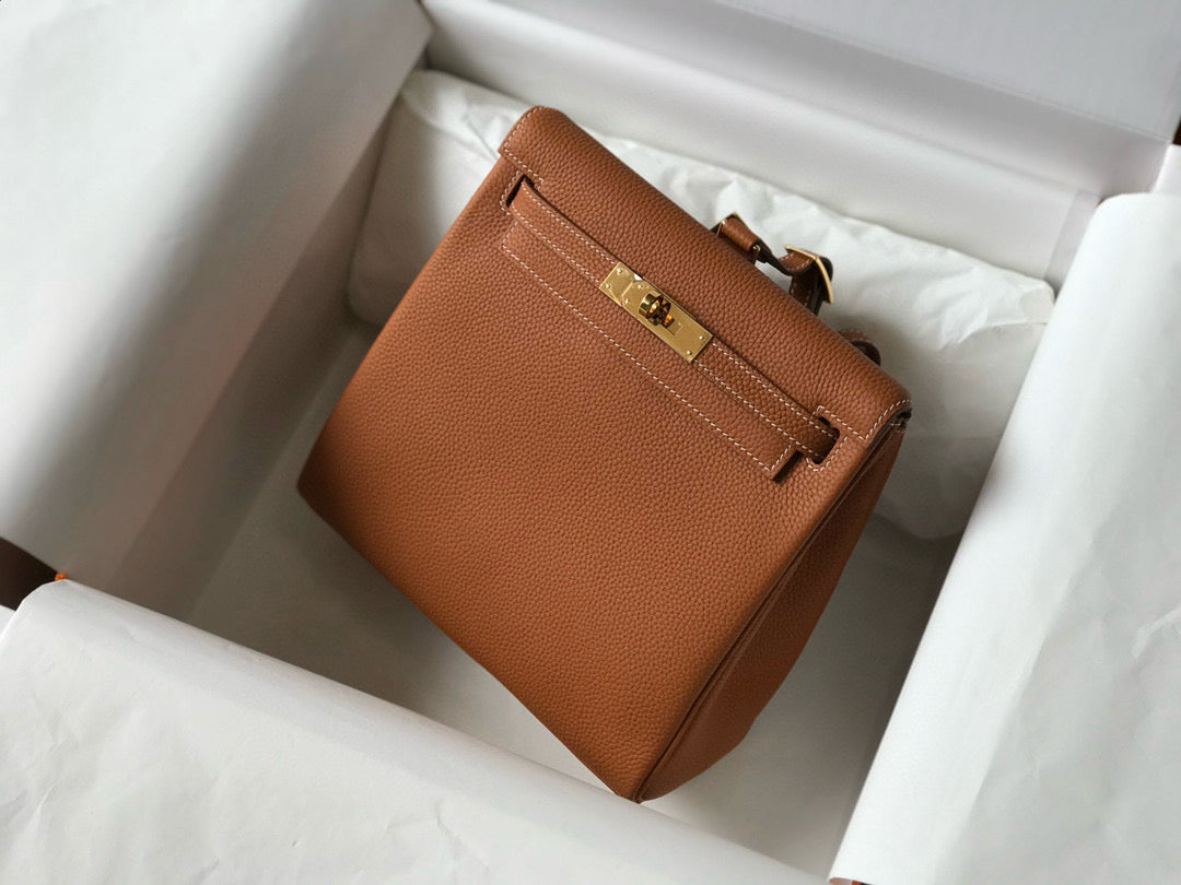 KELLY ADO 22 TOGO BACKPACK IN BROWN CALFSKIN GOLD HARDWARE