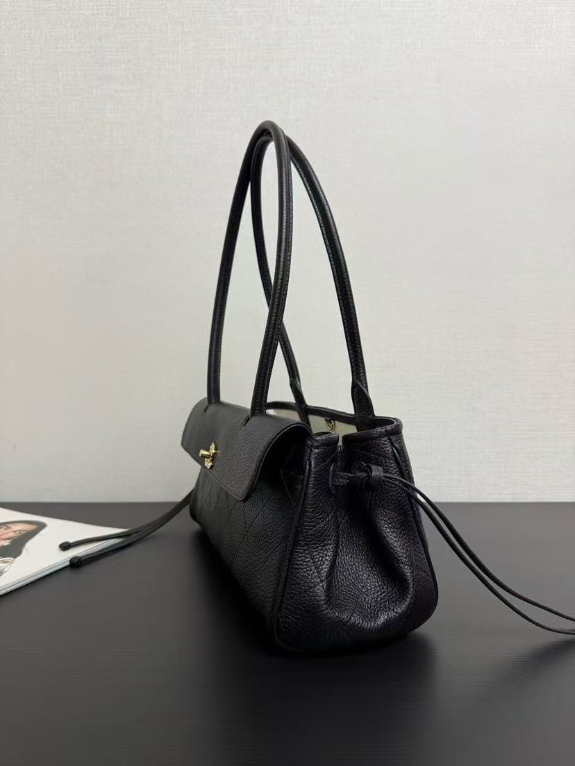 CC 26ss Small Shopping Bag 30.5cm Black Grain Leather