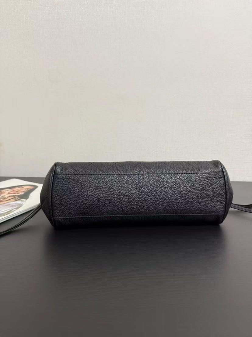 CC 26ss Small Shopping Bag 30.5cm Black Grain Leather