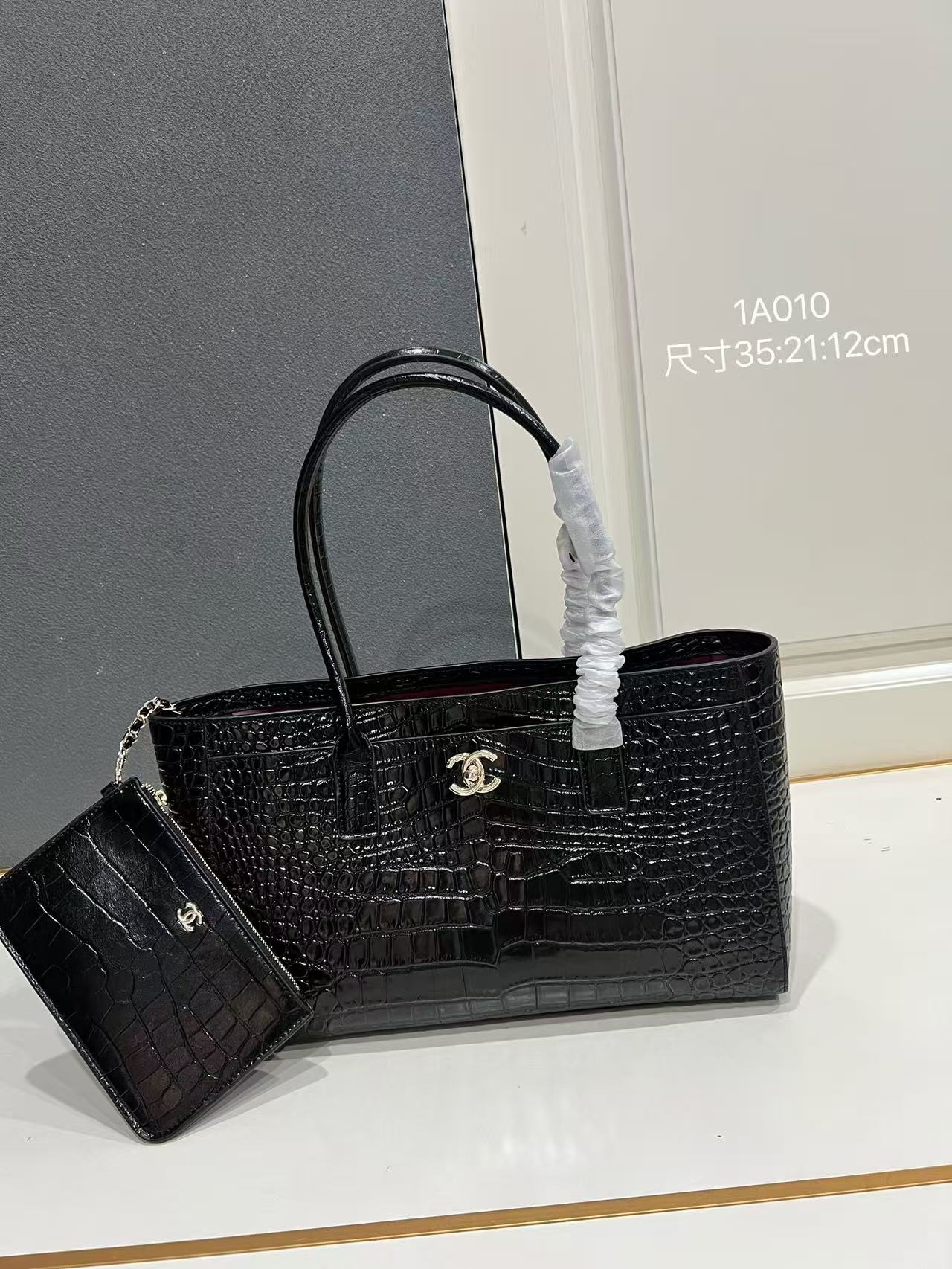 CC 2026 Small Shopping Bag 39cm Black Crocodile Embossed Calfskin