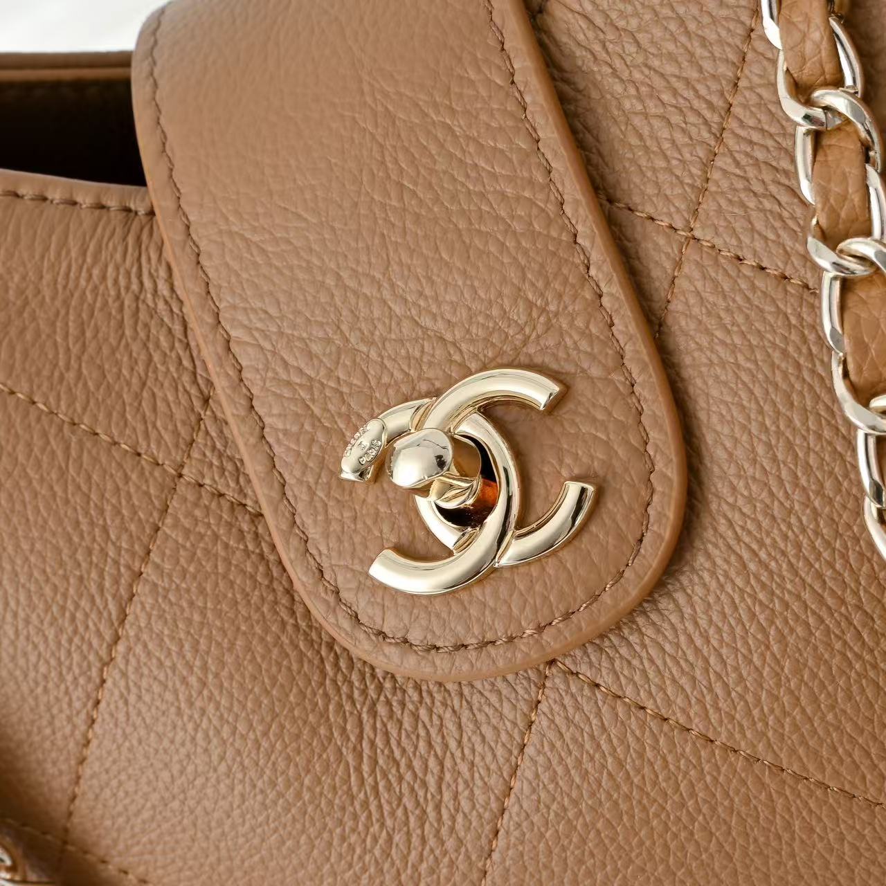 CC Maxi Shopping Bag Brown Grain Calfskin