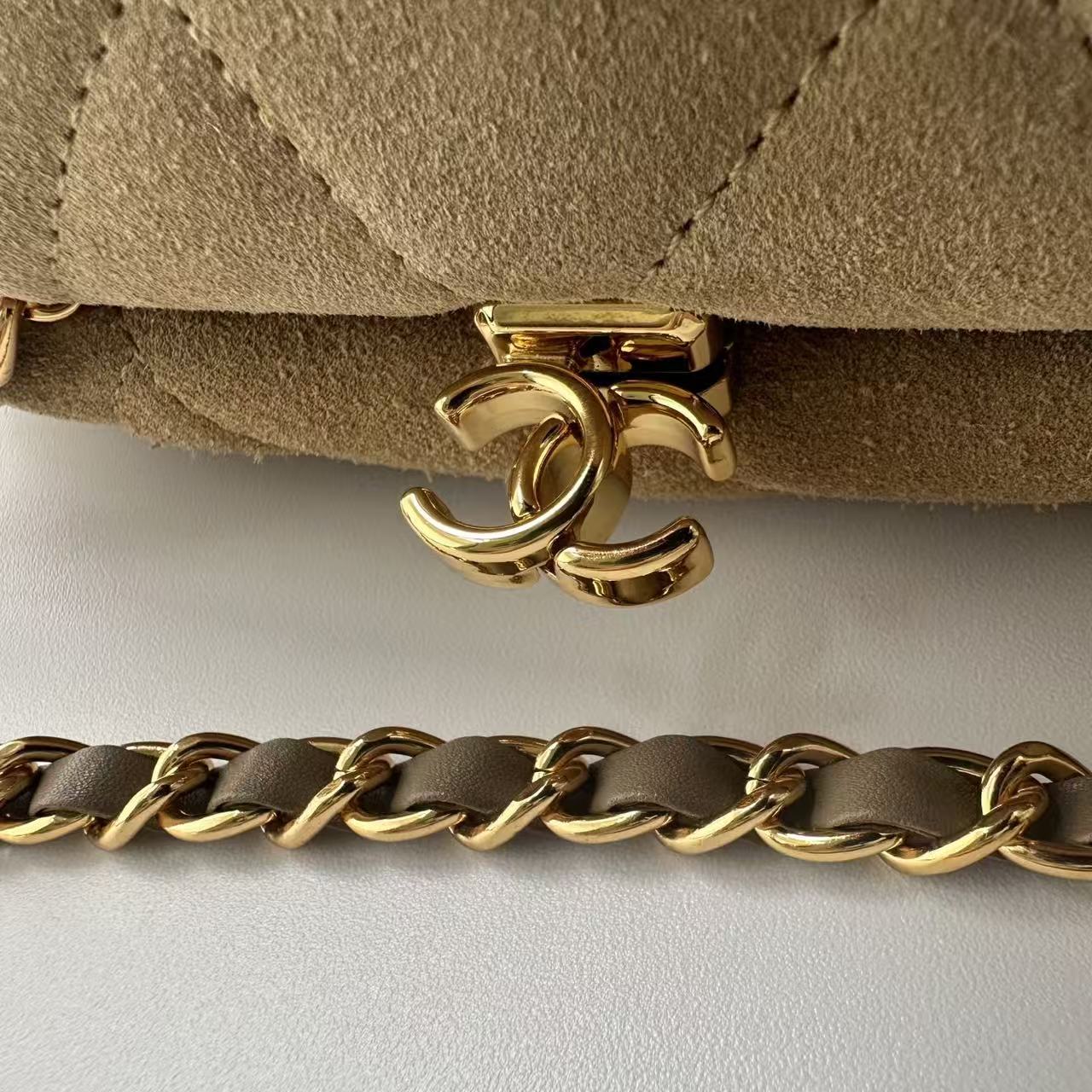 CC Large Quilted Clutch Chain Brown Suede 2026