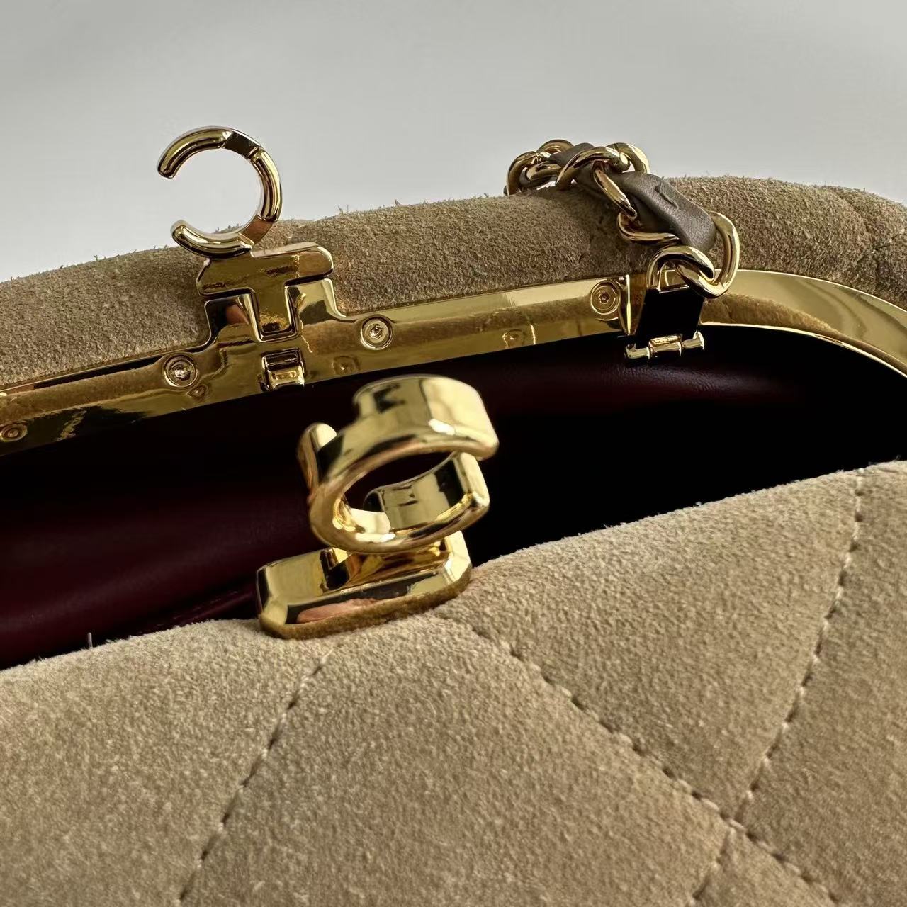 CC Large Quilted Clutch Chain Brown Suede 2026