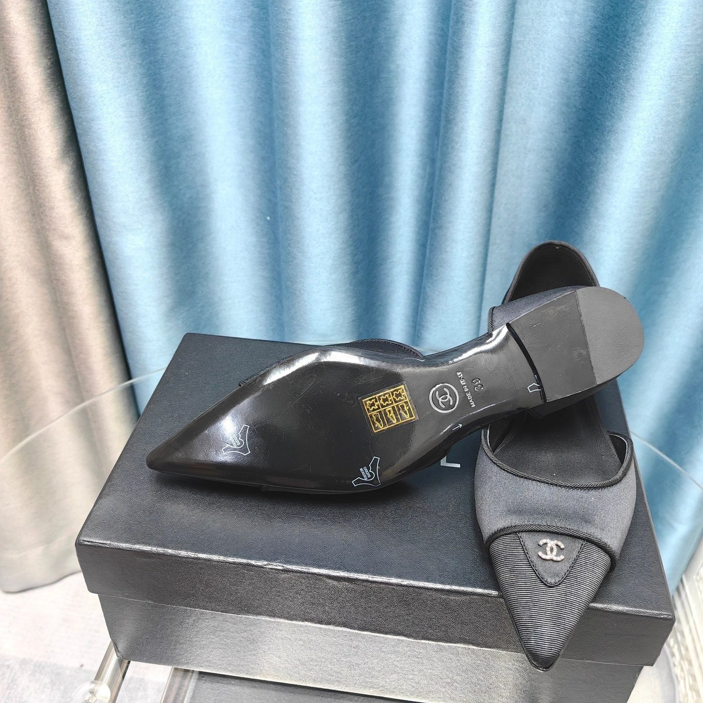 Chanel 26ss Retro Hollow-Out Pointed-Toe Vintage Black in Satin 712474