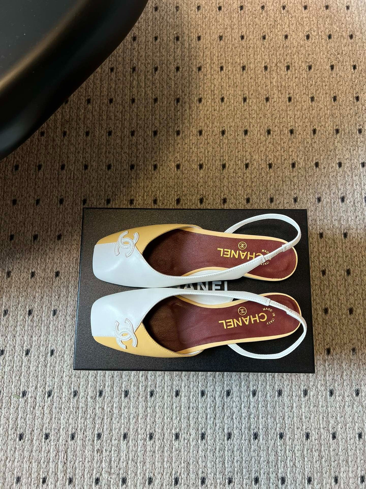 Chanel 26SS Color-Blocked Slingback Yellow White in Lambskin 708084