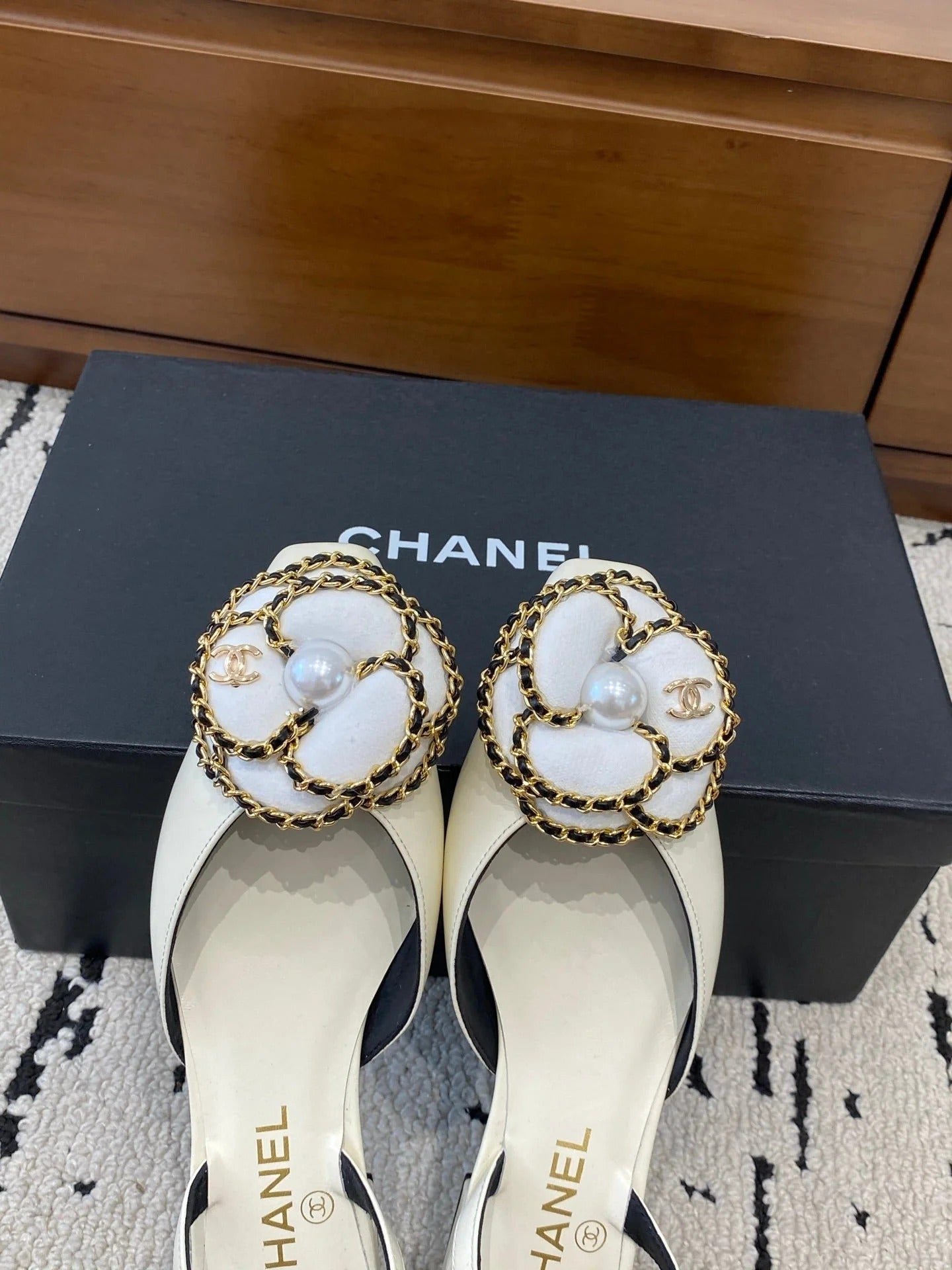 CC Classic Camellia Flat Slingback White Leather 729343
