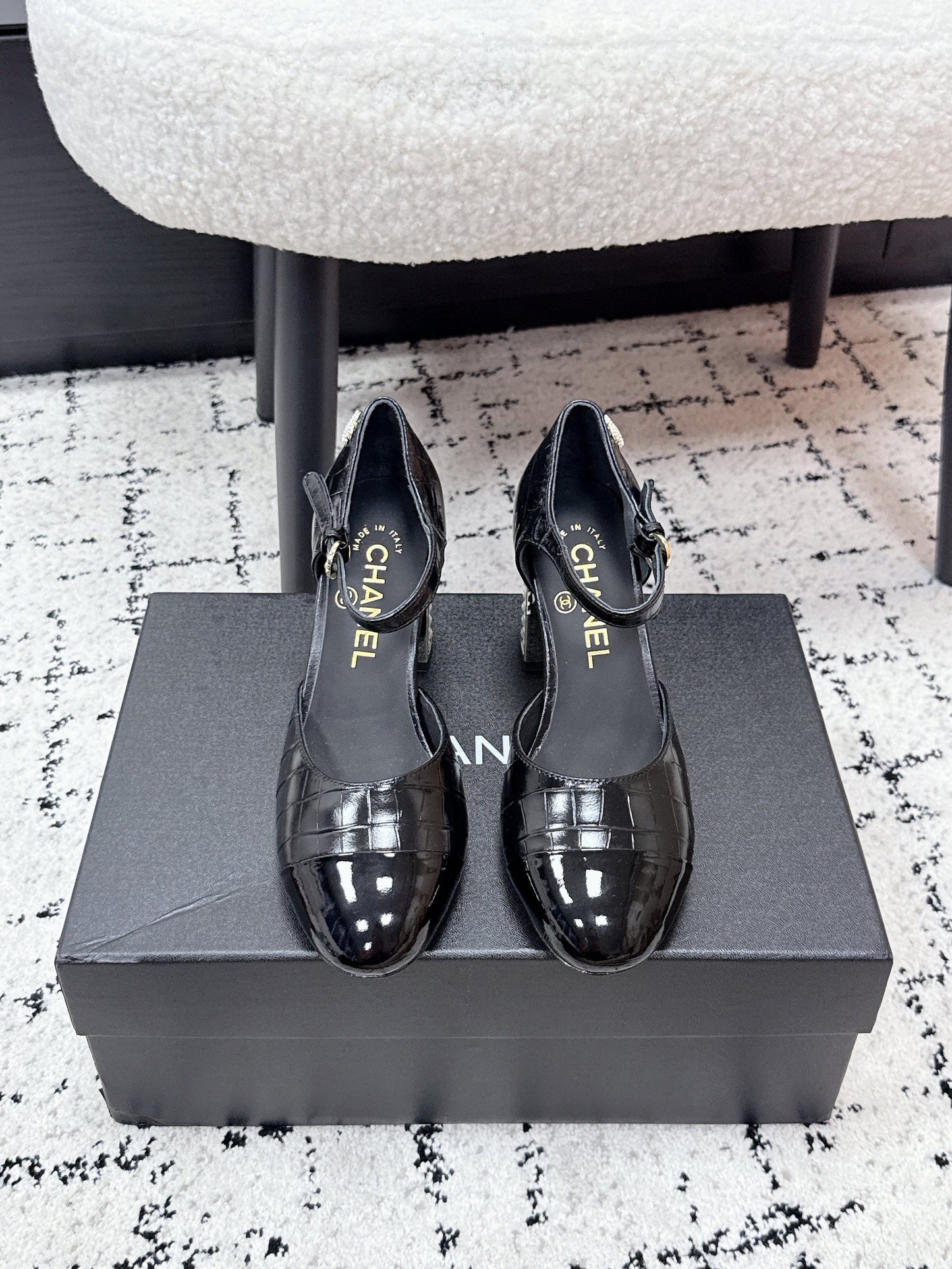 CC SS26 Mary Jane Pumps Black Crocodile Embossed Patent Calfskin 679023