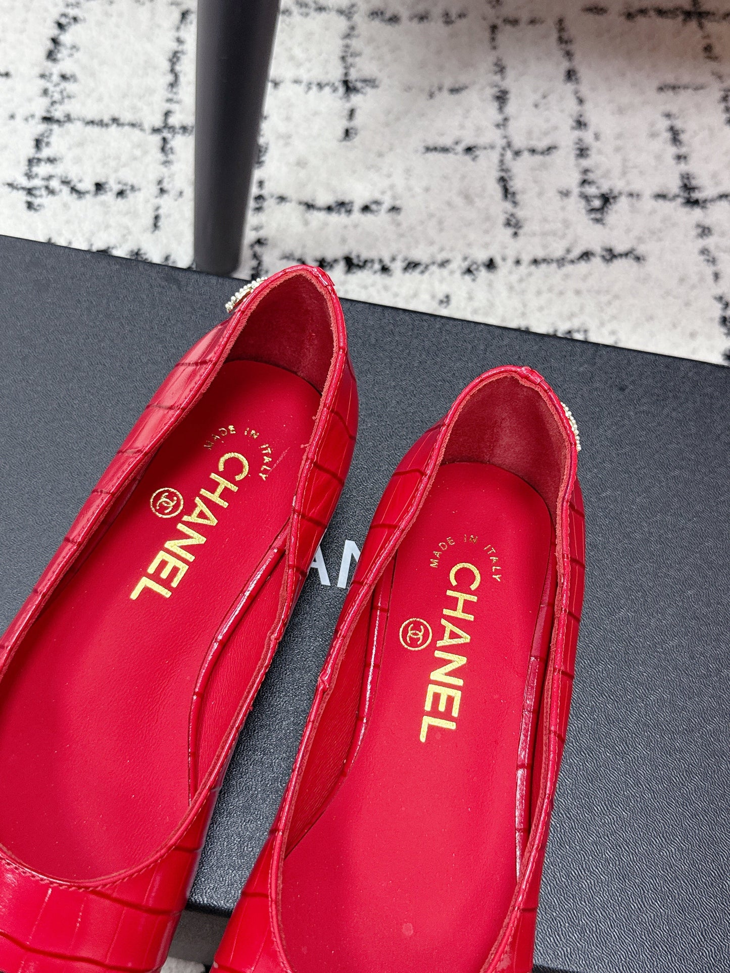 CC SS26 Ballet Flat Black Red Crocodile Embossed Patent Calfskin 679027