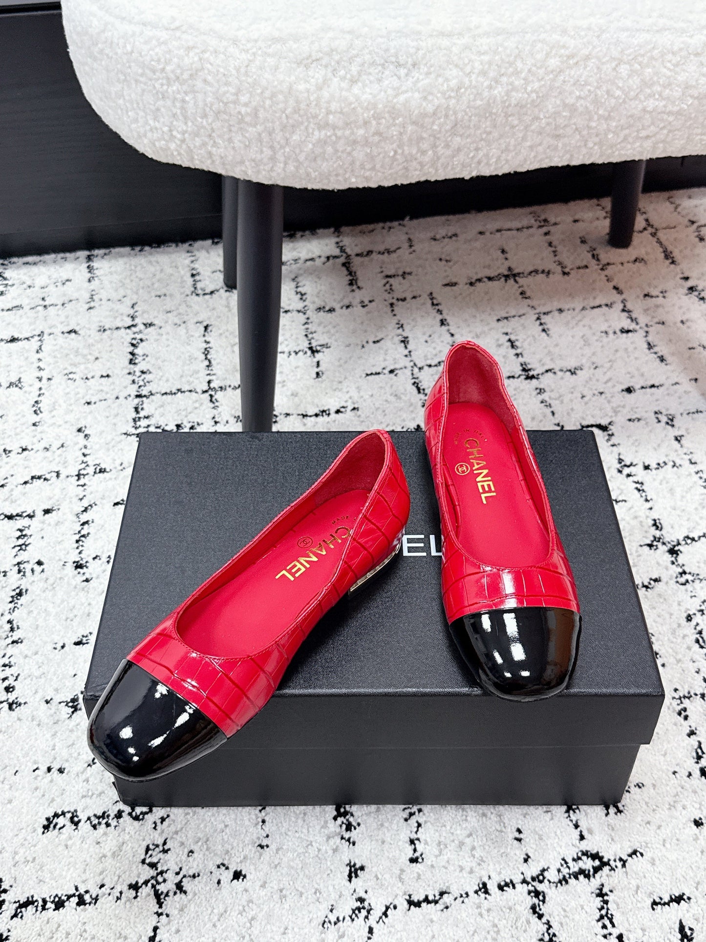 CC SS26 Ballet Flat Black Red Crocodile Embossed Patent Calfskin 679027