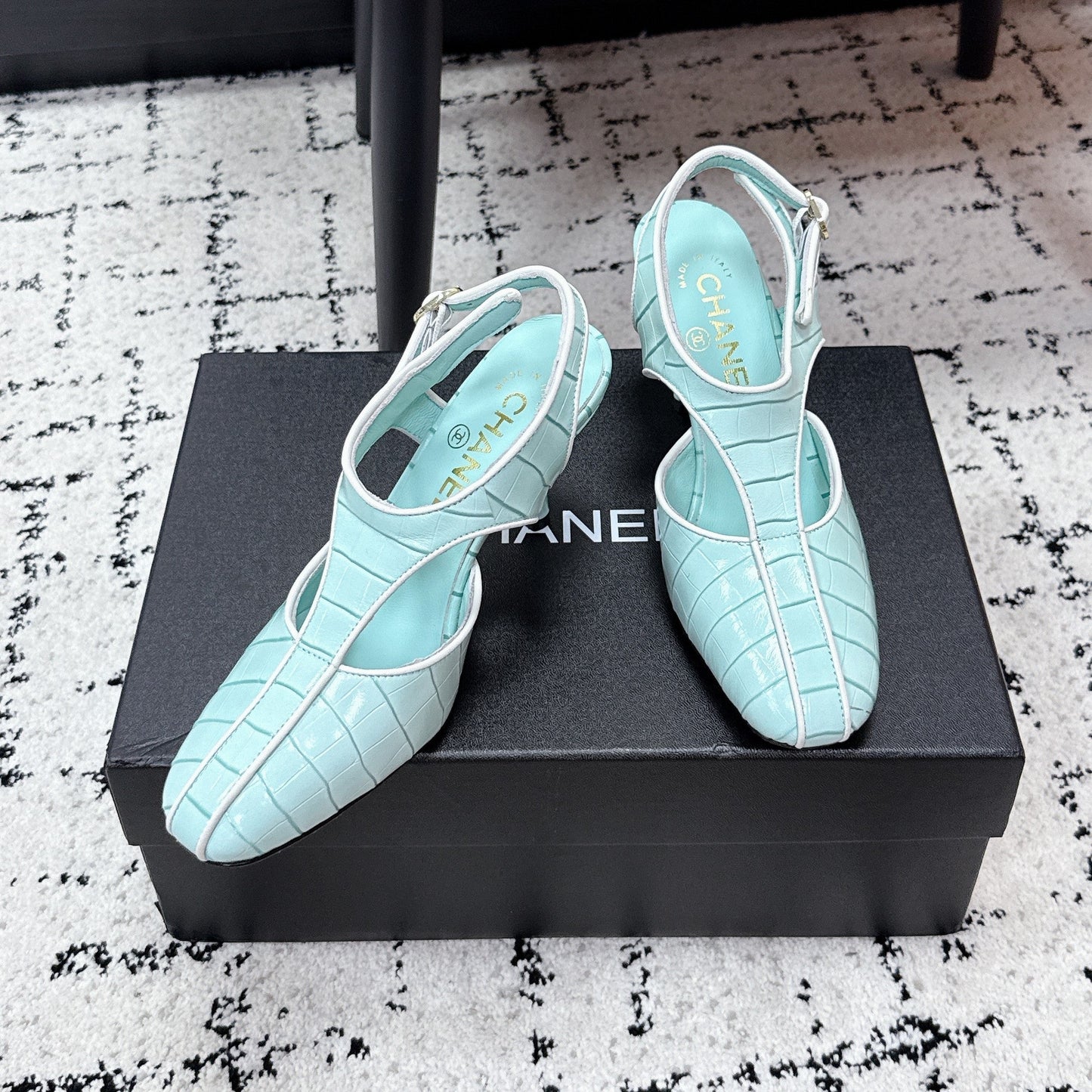 CC SS26 Slingbacks 9.5cm Blue White Crocodile Embossed Patent Calfskin 679033