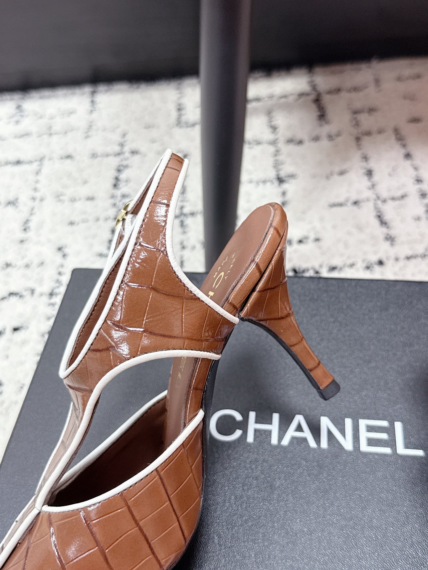 CC SS26 Slingbacks 9.5cm Brown White Crocodile Embossed Patent Calfskin 679036