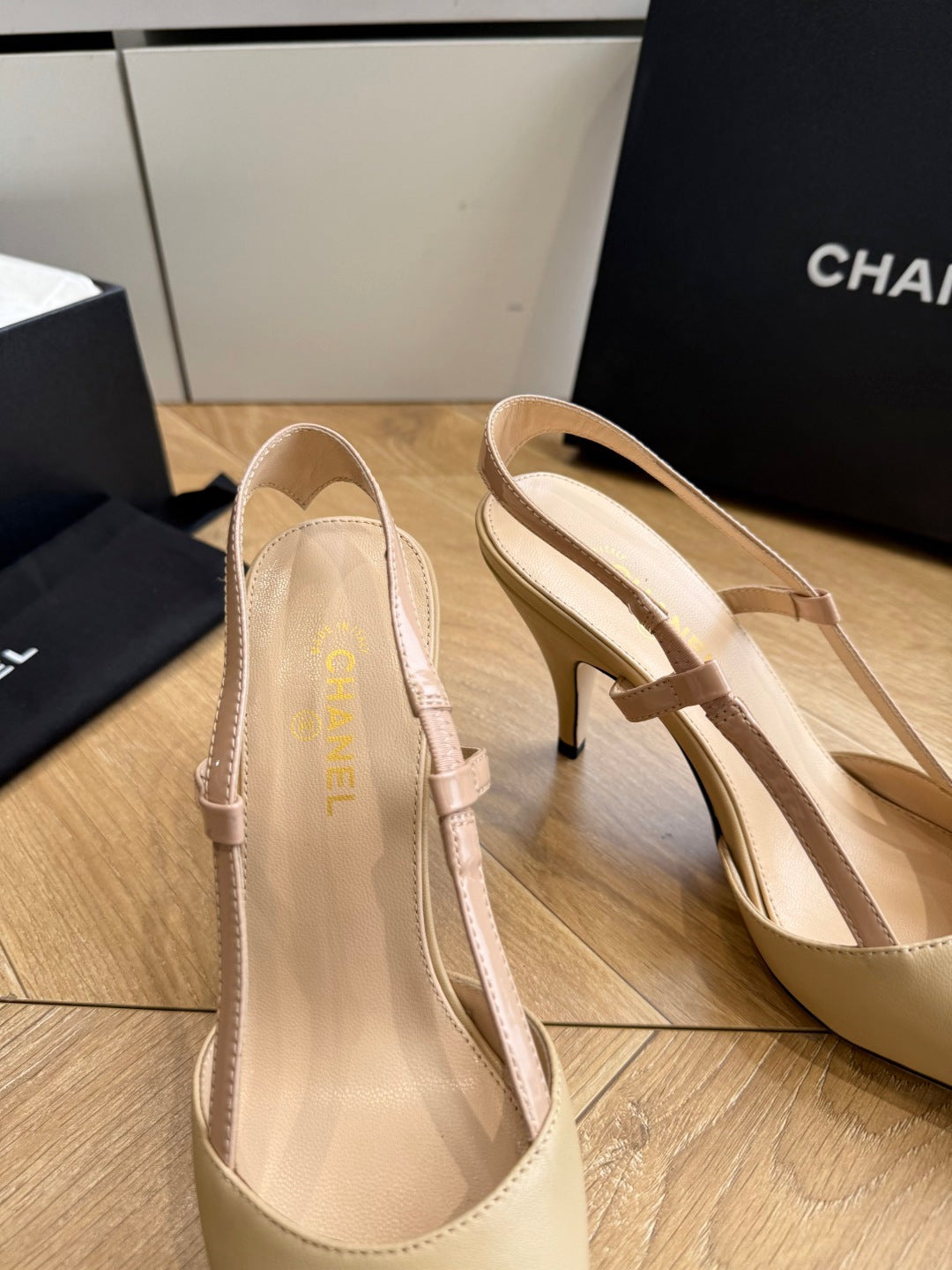 CC 26s Boutique Slingback Beige Suede Patent Leather 933118