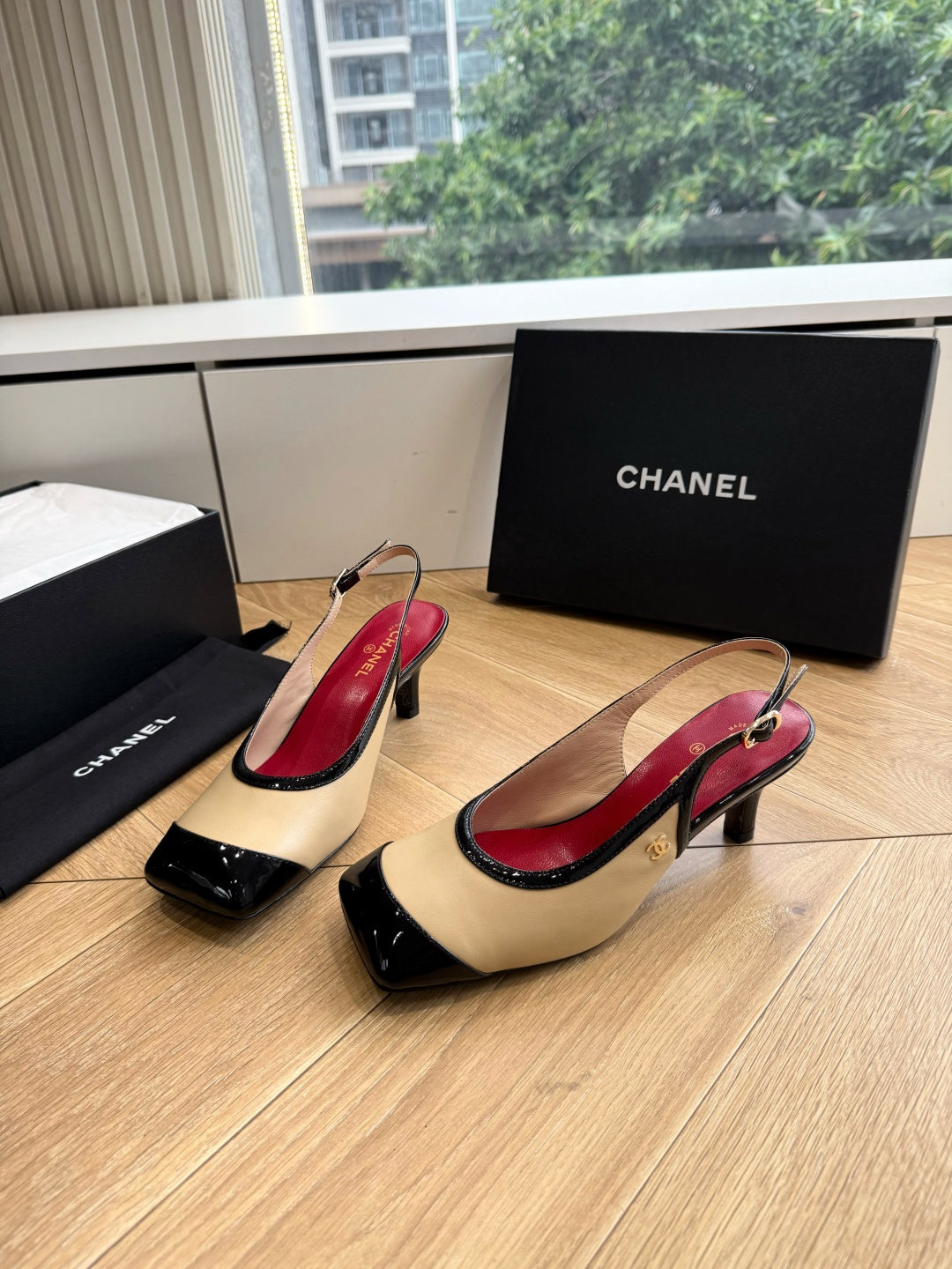 CC 26s Slingback Beige Black Patent Leather 933125