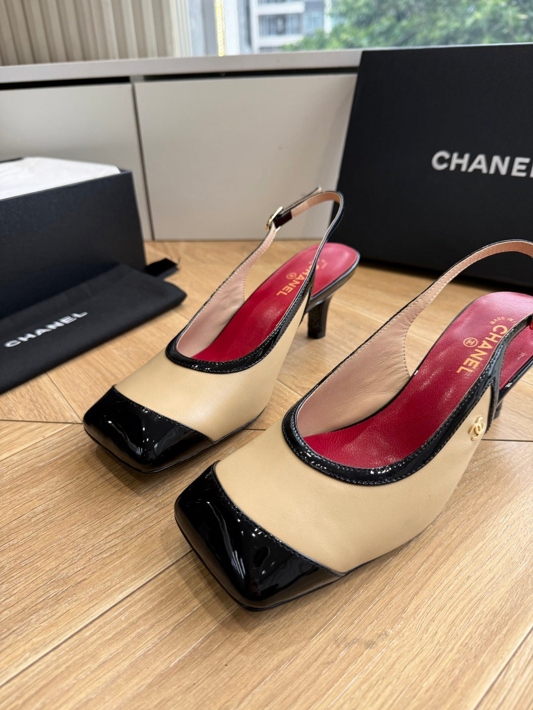 CC 26s Slingback Beige Black Patent Leather 933125