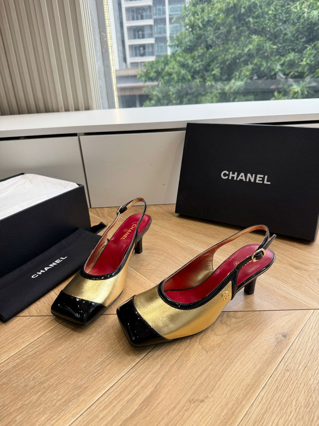 CC 26s Slingback Gold Black Patent Leather 933127