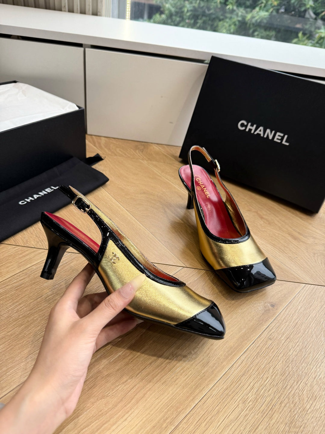 CC 26s Slingback Gold Black Patent Leather 933127