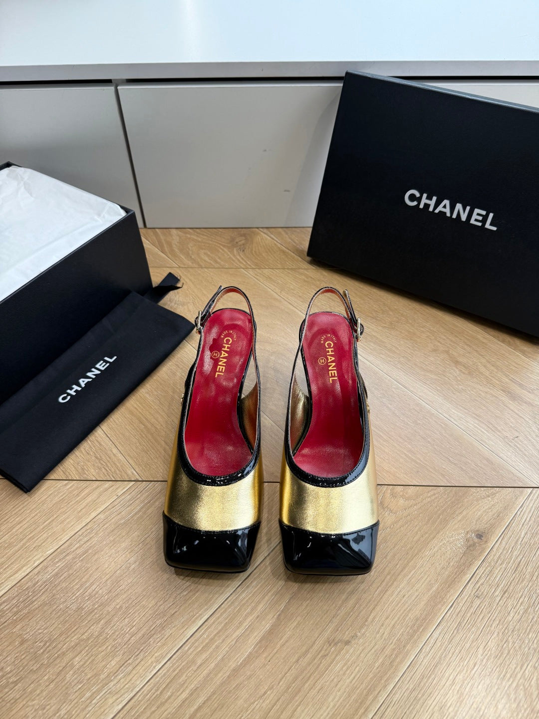 CC 26s Slingback Gold Black Patent Leather 933127