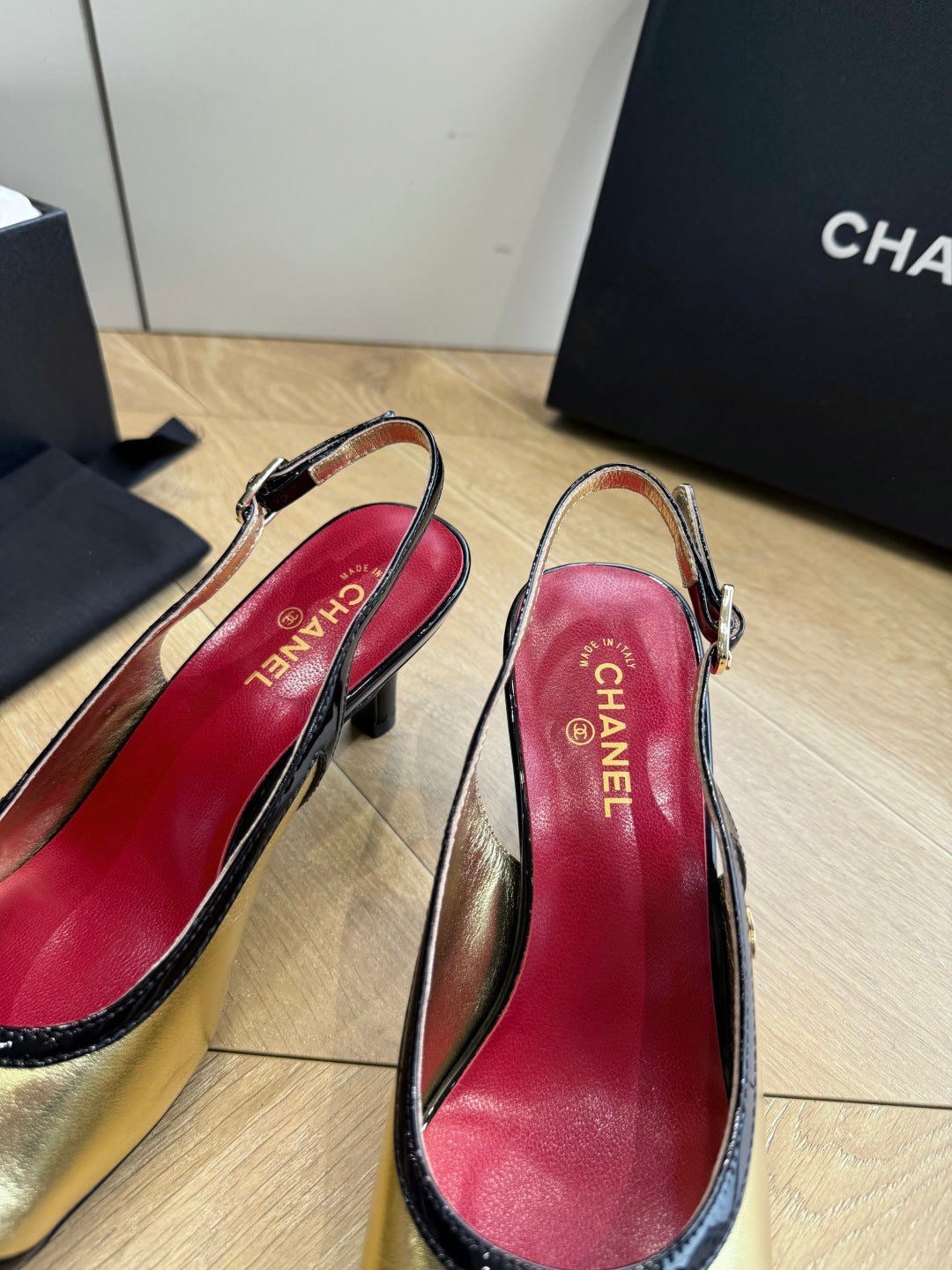 CC 26s Slingback Gold Black Patent Leather 933127