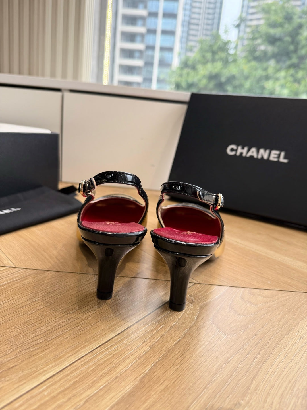 CC 26s Slingback Gold Black Patent Leather 933127