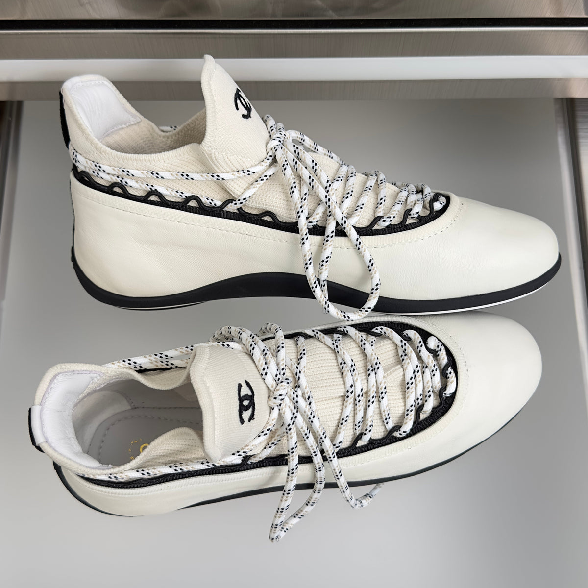 CC 26s Métiers d’art 2026 Sneakers White Sheepskin Fibers 869407