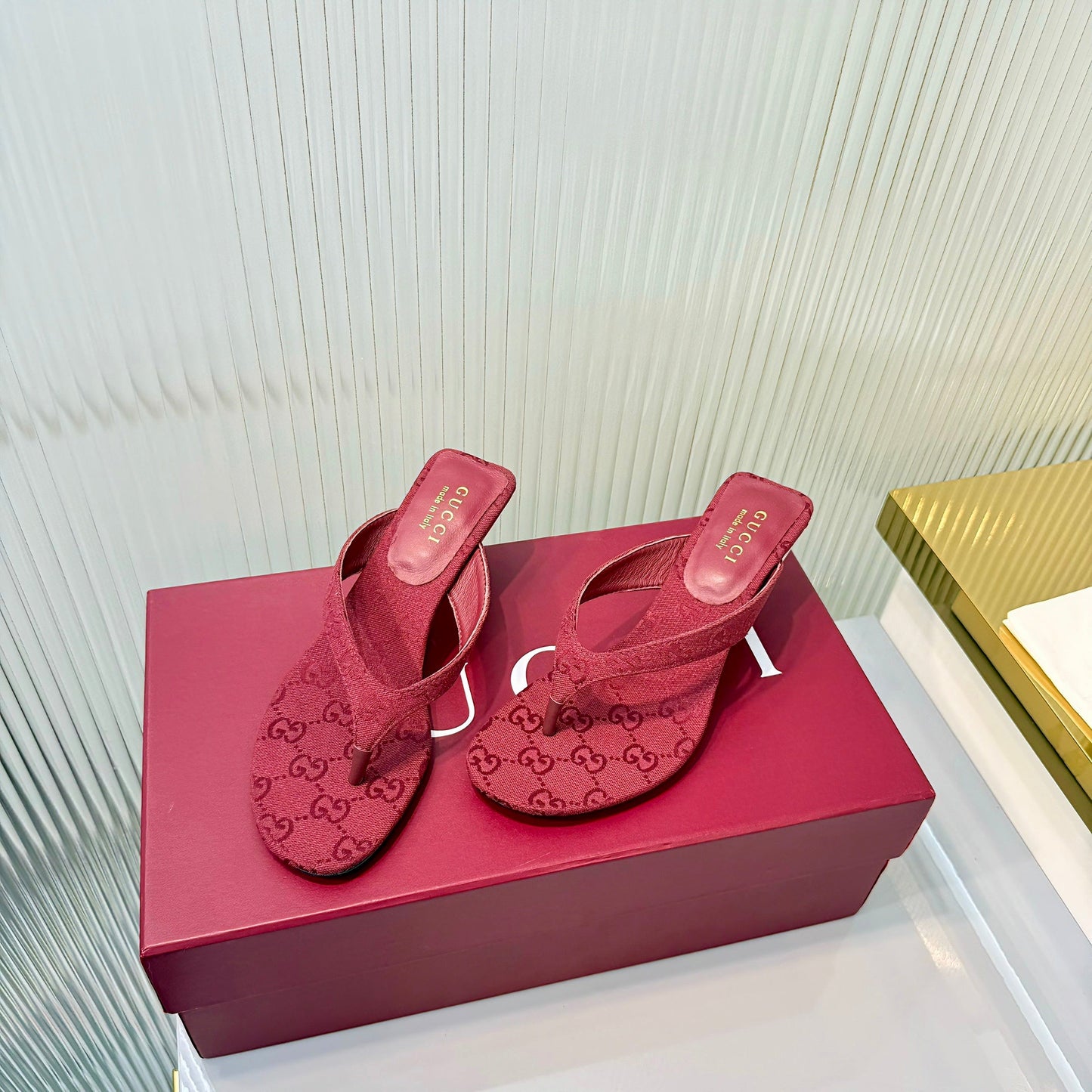 GG Vittoria Thong Sandals Red Canvas 714871