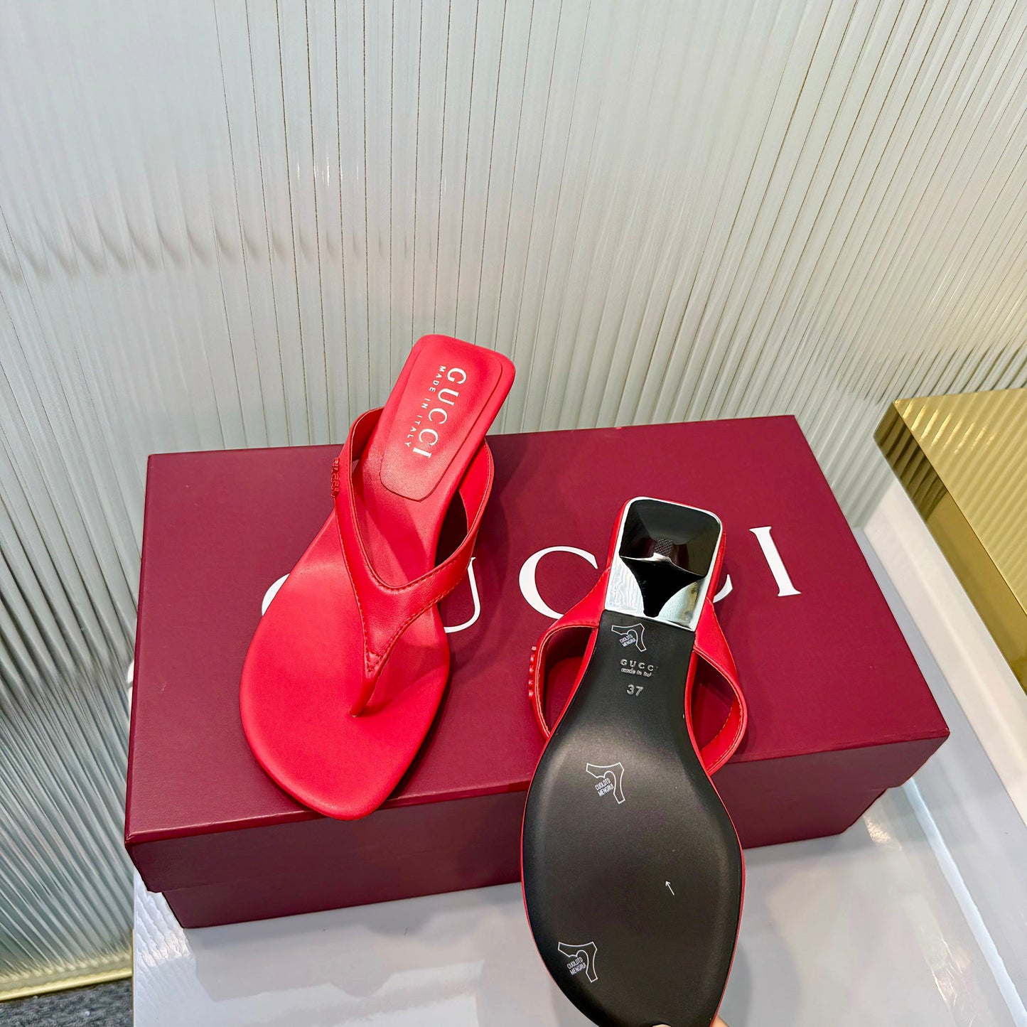 GG Vittoria Thong Sandals Red Leather 714885