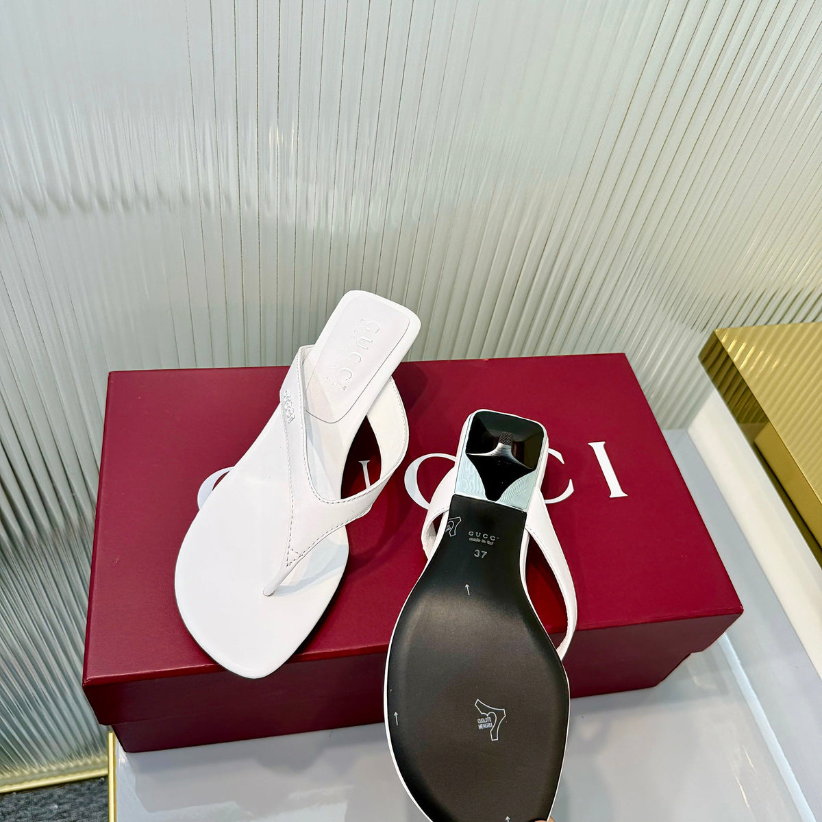 GG Vittoria Thong Sandals White Leather 714886