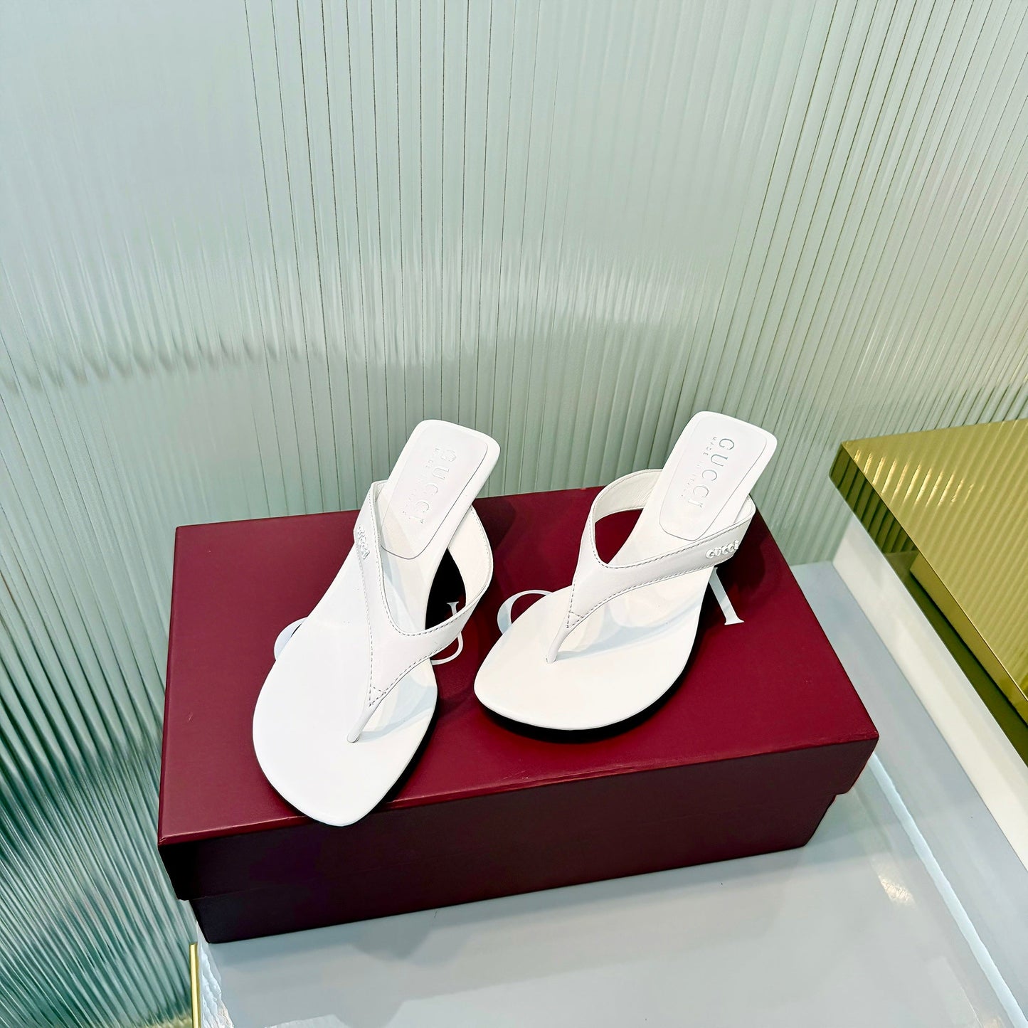 GG Vittoria Thong Sandals White Leather 714886