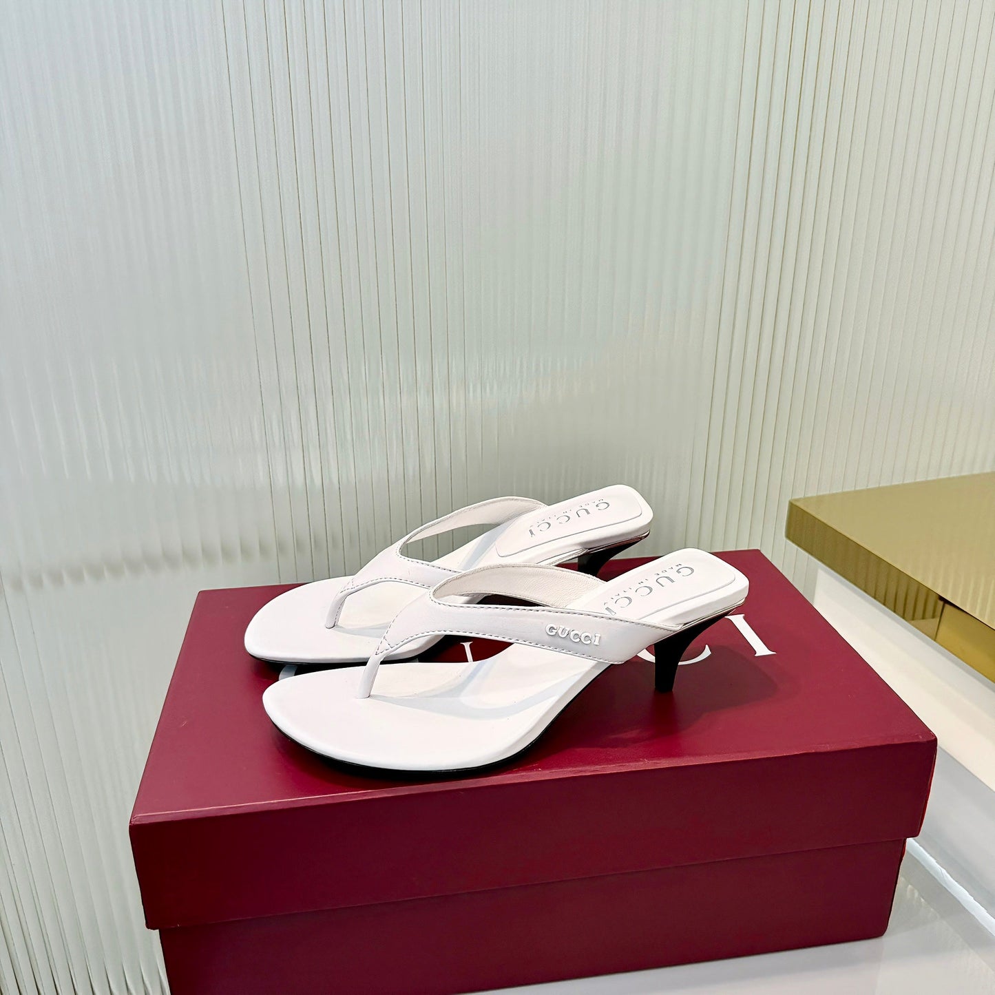 GG Vittoria Thong Sandals White Leather 714886