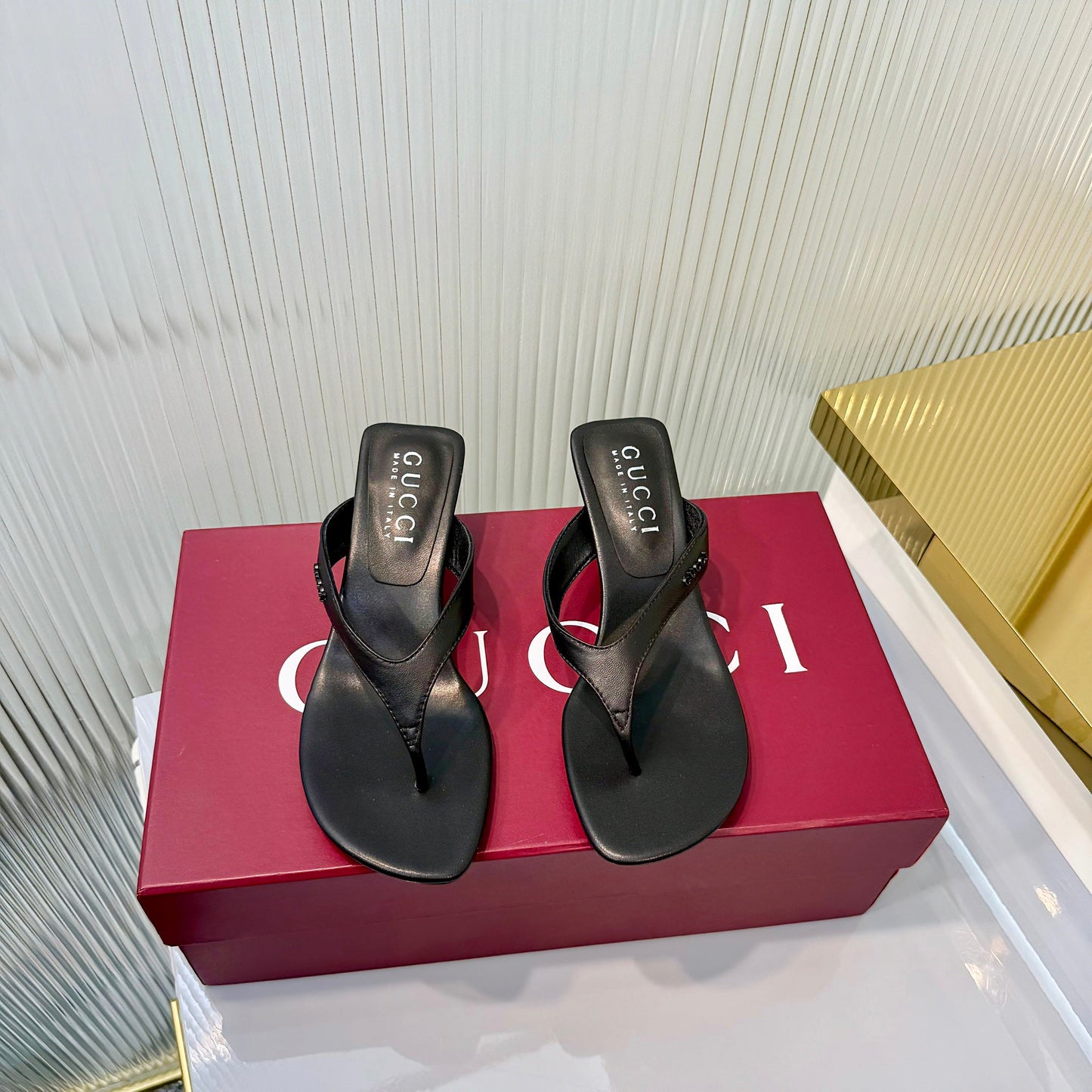 GG Vittoria Thong Sandals Black Leather 714887