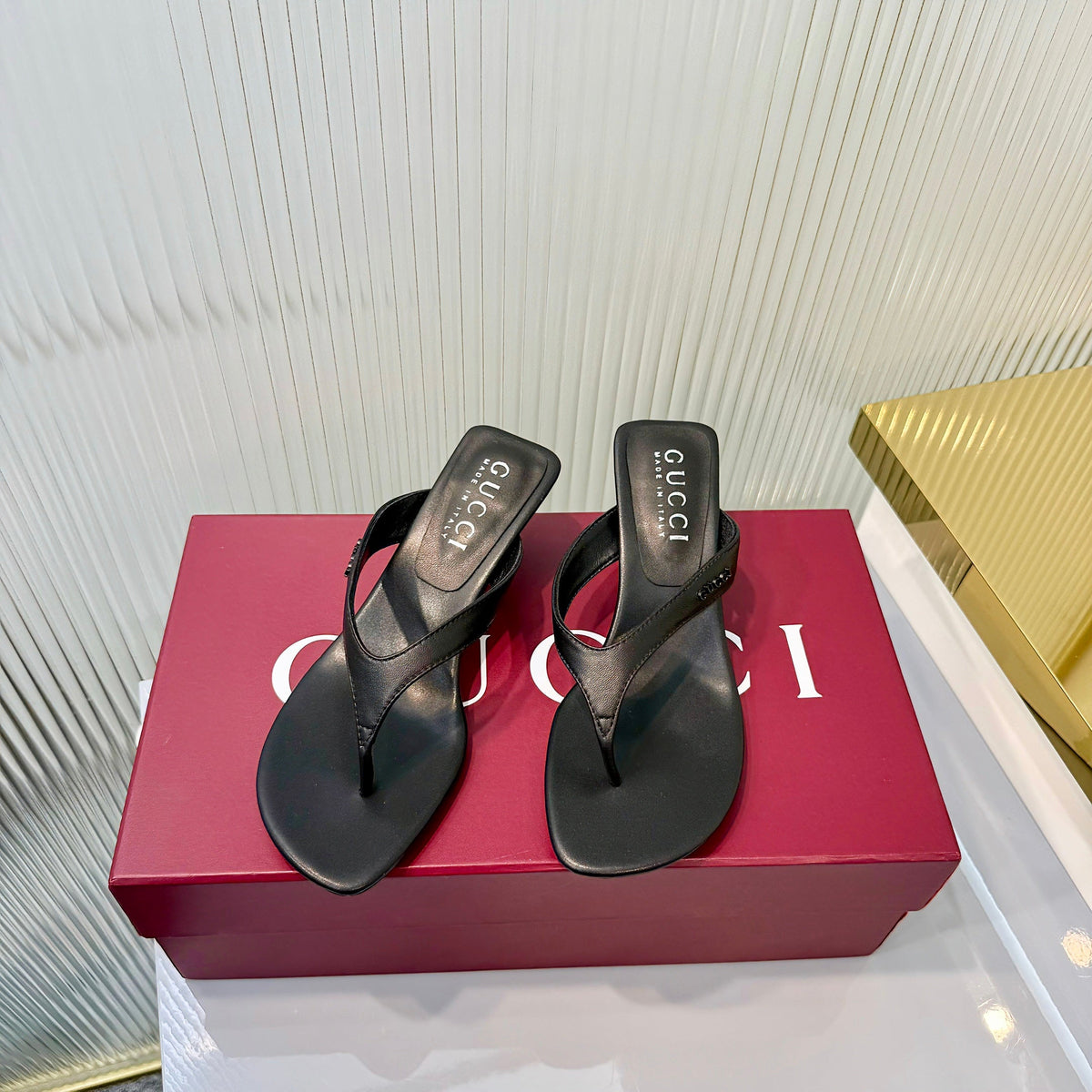 GG Vittoria Thong Sandals Black Leather 714887