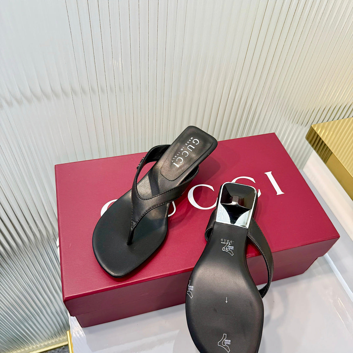 GG Vittoria Thong Sandals Black Leather 714887