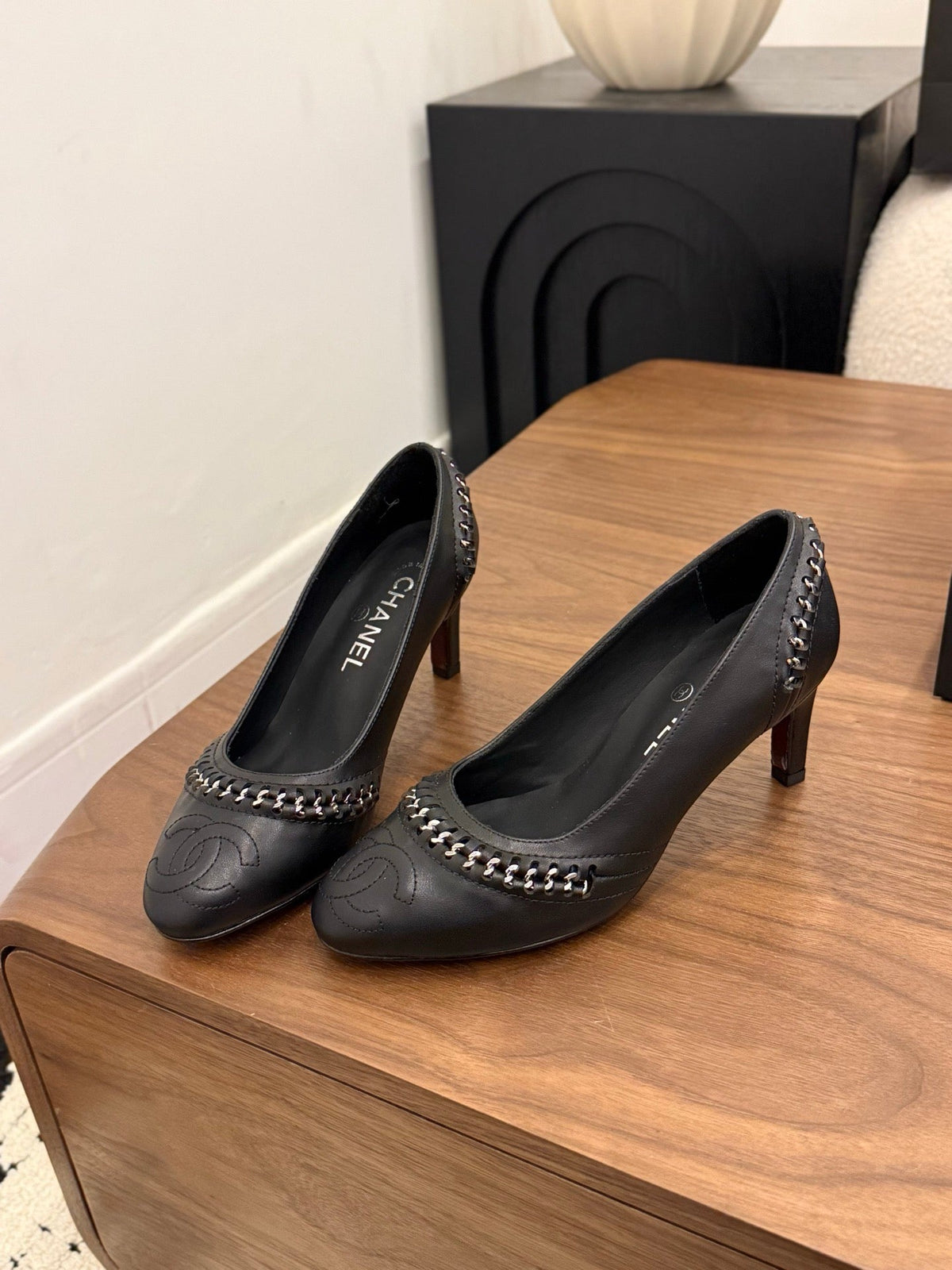 CC 2026 Pumps Braided Chain Black Calfskin 676200