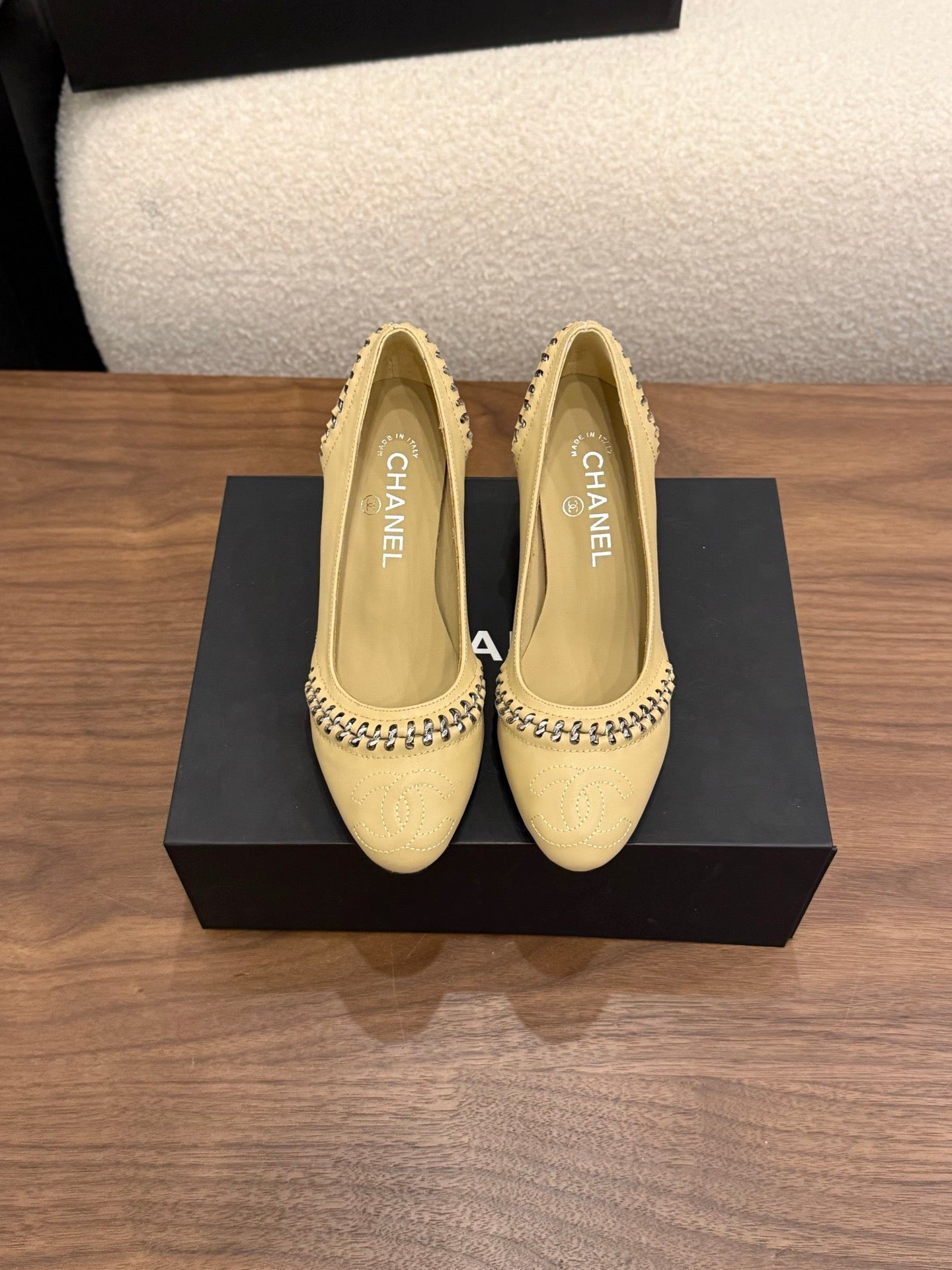 CC 2026 Pumps Braided Chain Beige Calfskin 676201
